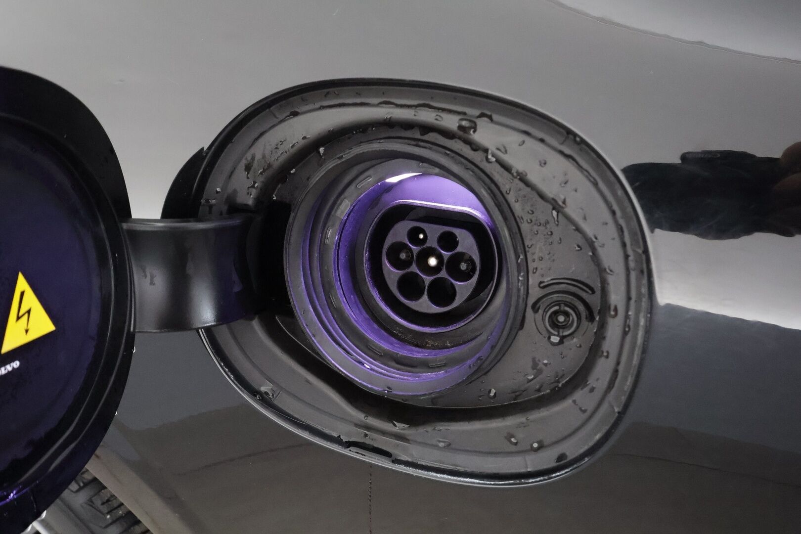 Volvo V90 2018 T8 AWD Business Inscription aut * Polestar /  Pilot Assist / Webasto / Muistipenkki / Full LED / P.Kamera / Sporttinahat * - Kahdet Renkaat / 2x Lataus / Suomi-auto