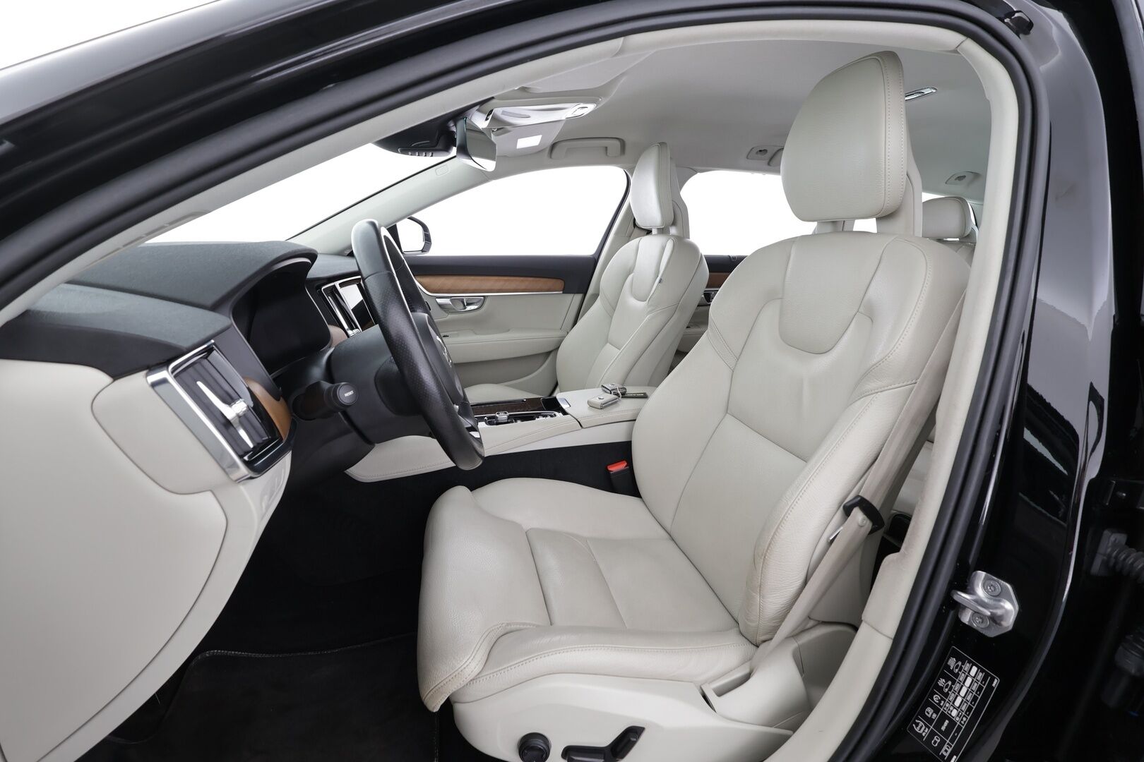 Volvo V90 2019 T8 AWD Business Inscription aut * Pilot Assist / Webasto / Muistipenkki / LED / P.Kamera / Sporttinahat * - Kahdet Renkaat / 2x Lataus / Suomi-auto