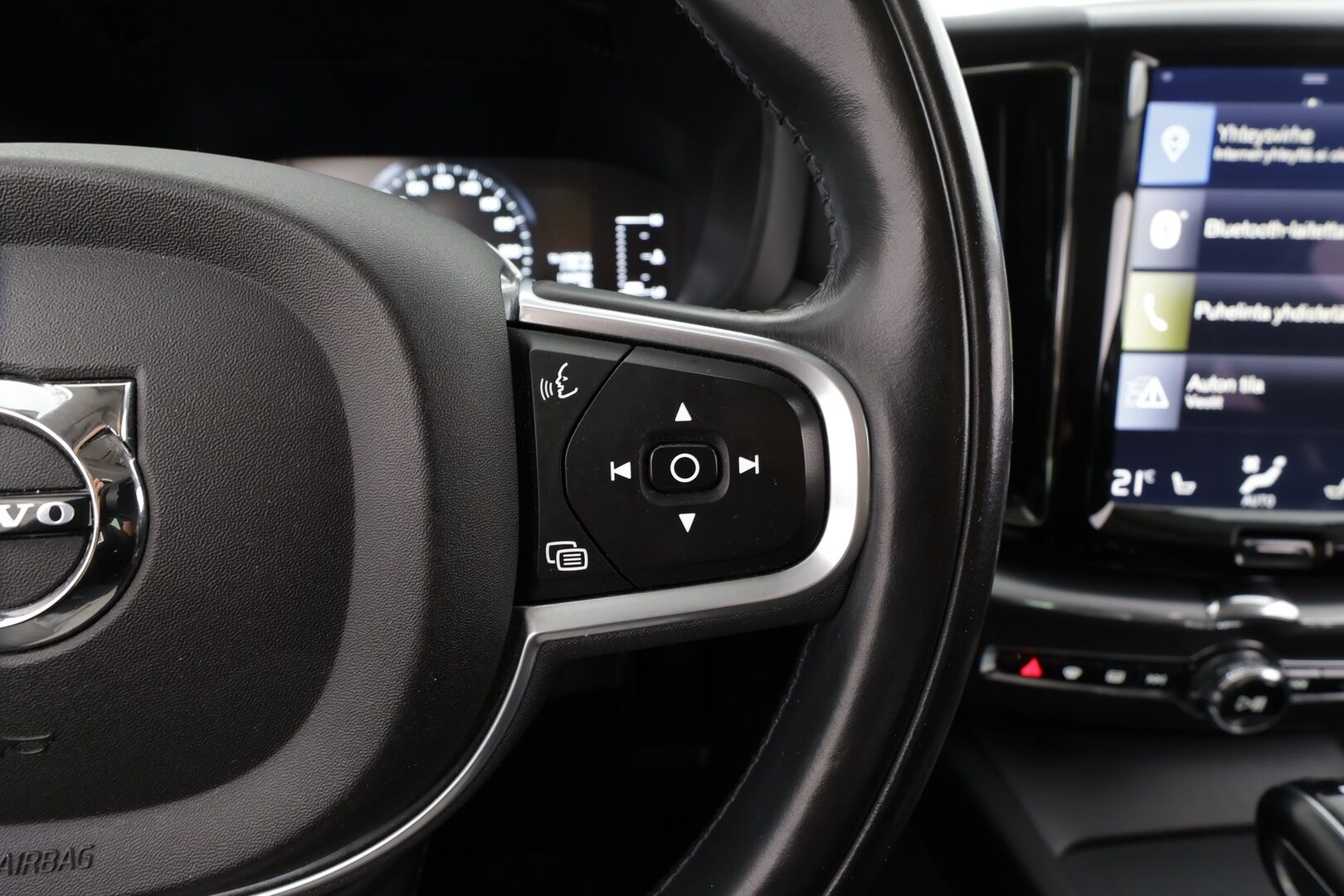 Volvo XC60 2018 D4 AWD Business aut * ACC / Webasto / P.kamera / LED / Navi / Koukku / Sähköluukku / KeylessGo / Nahat * - Suomi-auto / Kahdet renkaat aluvanteilla