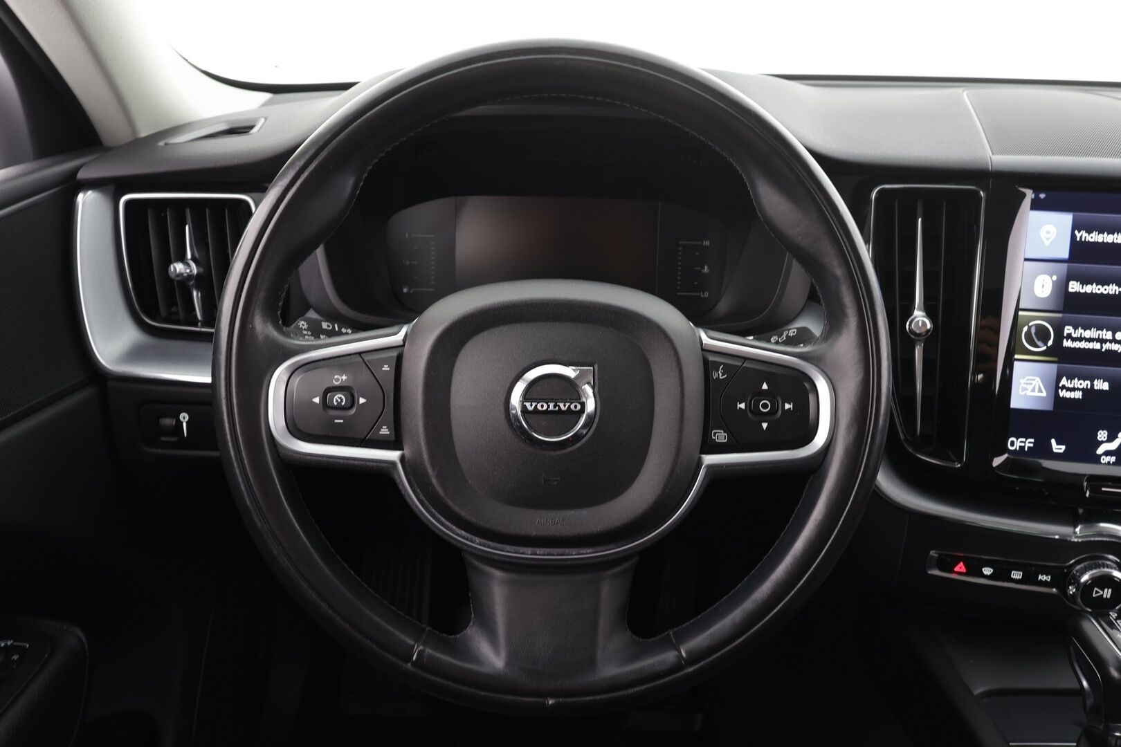 Volvo XC60 2018 D4 AWD Business aut * ACC / Webasto / P.kamera / LED / Navi / Koukku / Sähköluukku / KeylessGo / Nahat * - Suomi-auto / Kahdet renkaat aluvanteilla