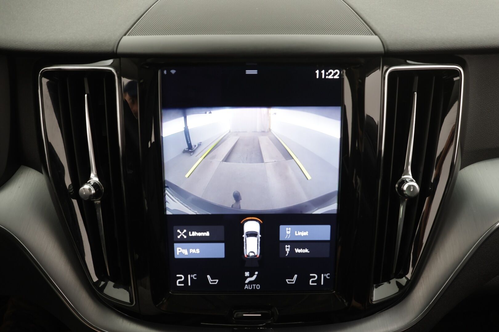 Volvo XC60 2018 D4 AWD Business aut * ACC / Webasto / P.kamera / LED / Navi / Koukku / Sähköluukku / KeylessGo / Nahat * - Suomi-auto / Kahdet renkaat aluvanteilla