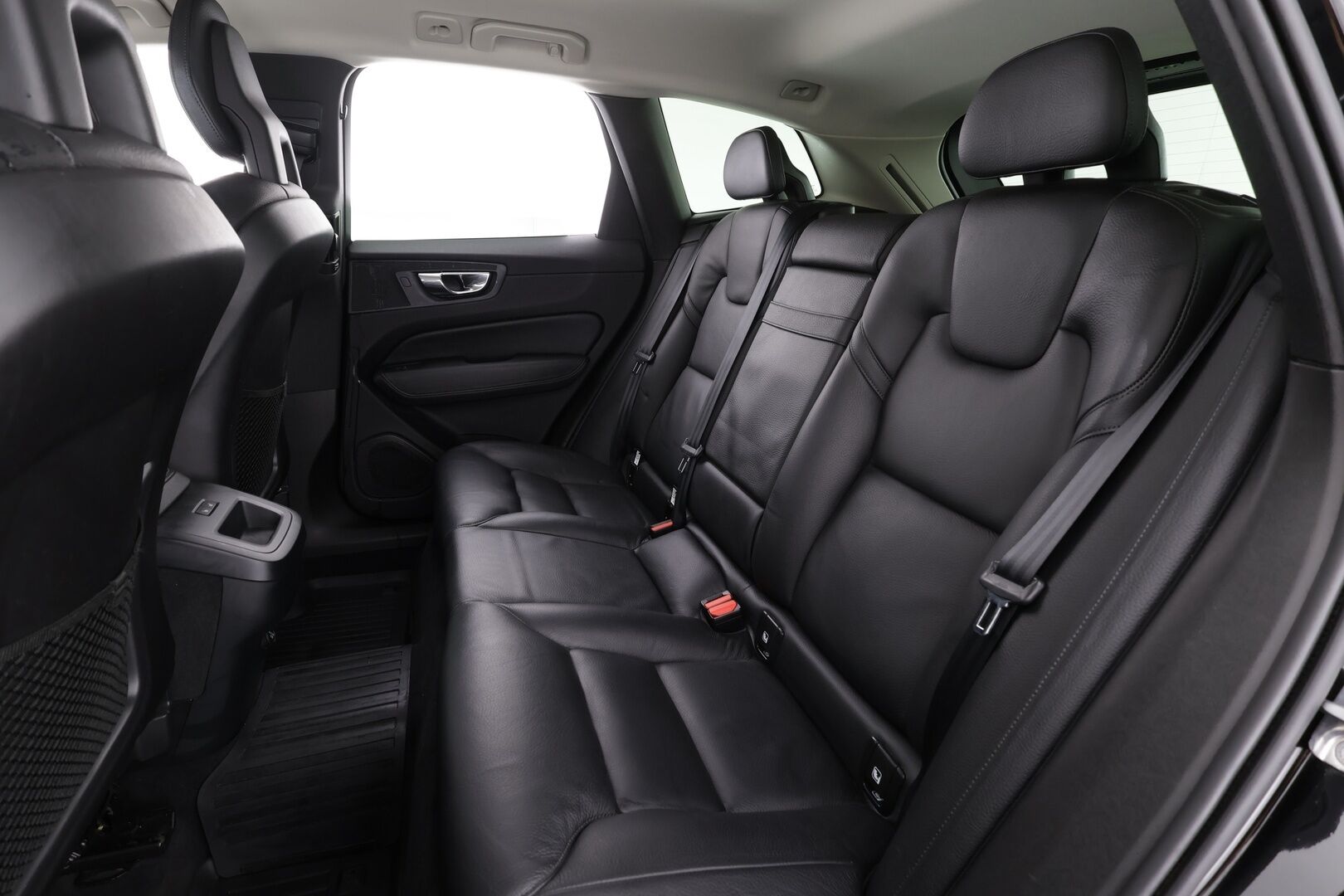 Volvo XC60 2018 D4 AWD Business aut * ACC / Webasto / P.kamera / LED / Navi / Koukku / Sähköluukku / KeylessGo / Nahat * - Suomi-auto / Kahdet renkaat aluvanteilla