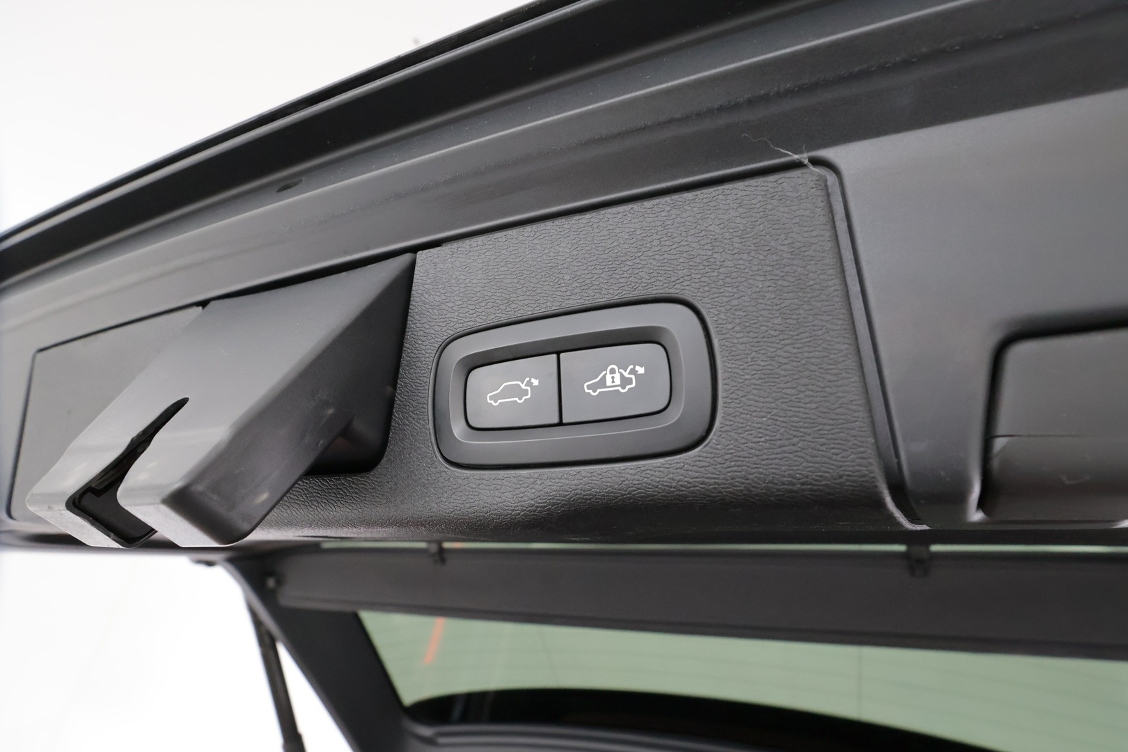 Volvo XC60 2018 D4 AWD Business aut * ACC / Webasto / P.kamera / LED / Navi / Koukku / Sähköluukku / KeylessGo / Nahat * - Suomi-auto / Kahdet renkaat aluvanteilla