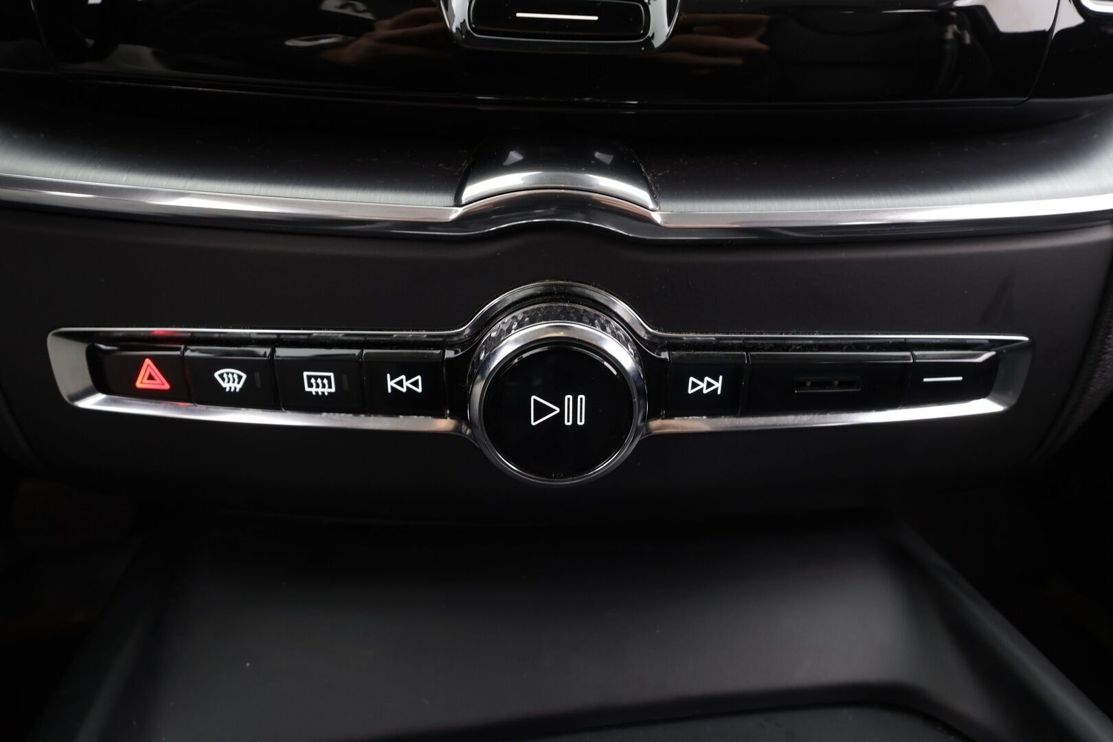 Volvo XC60 2018 D4 AWD Business aut * ACC / Webasto / P.kamera / LED / Navi / Koukku / Sähköluukku / KeylessGo / Nahat * - Suomi-auto / Kahdet renkaat aluvanteilla