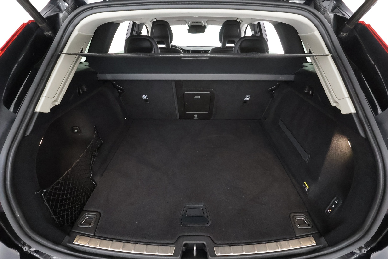 Volvo XC60 2018 D4 AWD Business aut * ACC / Webasto / P.kamera / LED / Navi / Koukku / Sähköluukku / KeylessGo / Nahat * - Suomi-auto / Kahdet renkaat aluvanteilla