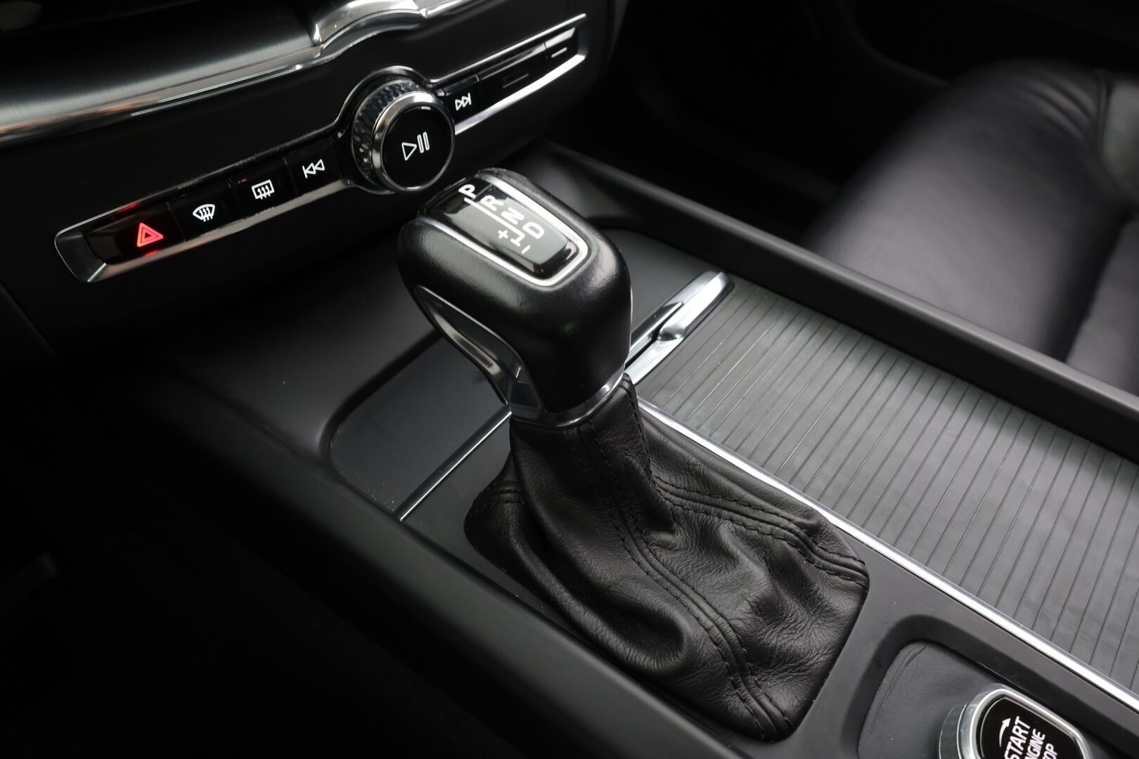 Volvo XC60 2018 D4 AWD Business aut * ACC / Webasto / P.kamera / LED / Navi / Koukku / Sähköluukku / KeylessGo / Nahat * - Suomi-auto / Kahdet renkaat aluvanteilla