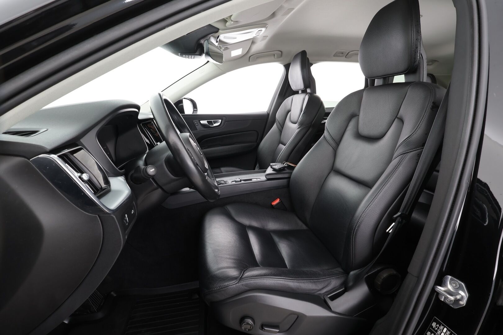 Volvo XC60 2018 D4 AWD Business aut * ACC / Webasto / P.kamera / LED / Navi / Koukku / Sähköluukku / KeylessGo / Nahat * - Suomi-auto / Kahdet renkaat aluvanteilla