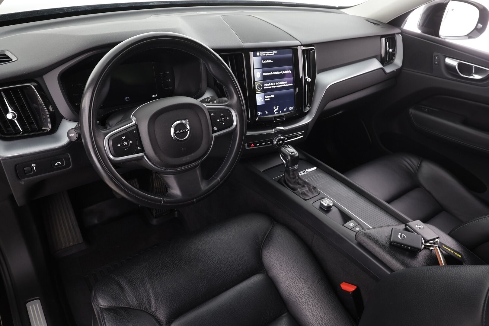 Volvo XC60 2018 D4 AWD Business aut * ACC / Webasto / P.kamera / LED / Navi / Koukku / Sähköluukku / KeylessGo / Nahat * - Suomi-auto / Kahdet renkaat aluvanteilla