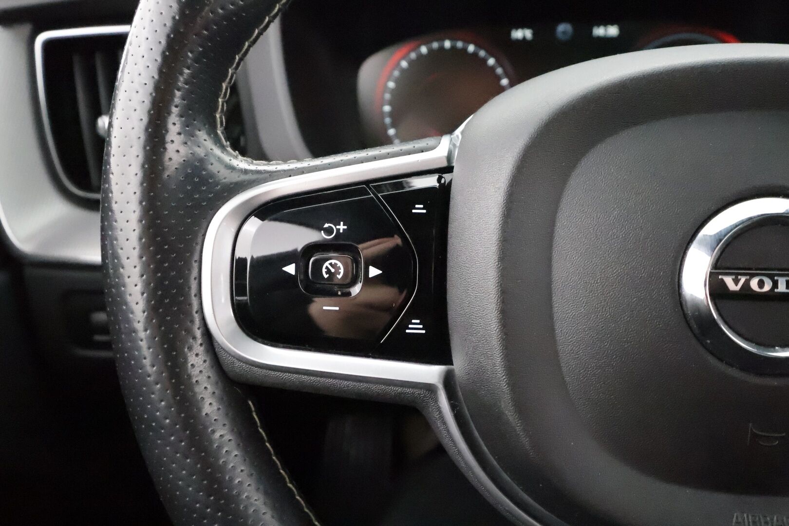 Volvo XC60 2018 T8 AWD R-Design aut * Pilot assist / Webasto / Koukku / 360-kamera / Full-LED / Panorama / Muistipenkki / Ilma-alusta * - Suomi-auto / Akku kuntotarkastettu / 2x Lataus - HULLUT AVAJAISHULINAT KORKOTARJOUS 3,29 %