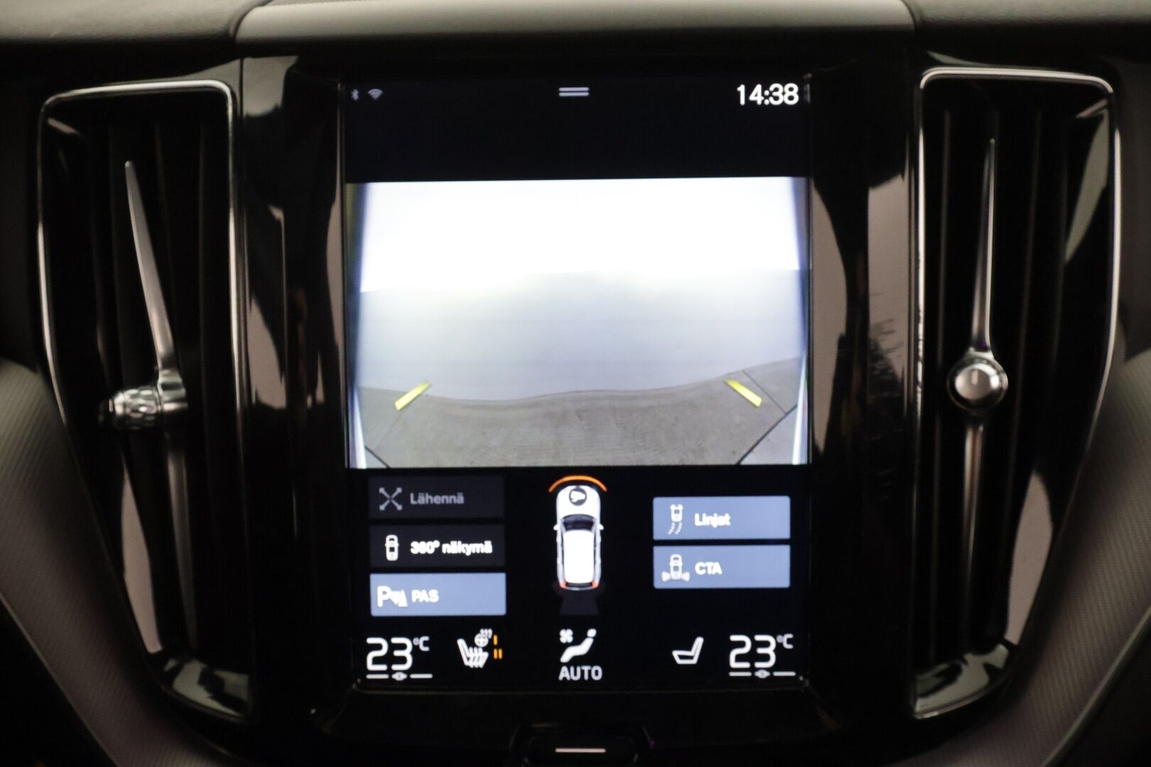 Volvo XC60 2018 T8 AWD R-Design aut * Pilot assist / Webasto / Koukku / 360-kamera / Full-LED / Panorama / Muistipenkki / Ilma-alusta * - Suomi-auto / Akku kuntotarkastettu / 2x Lataus - HULLUT AVAJAISHULINAT KORKOTARJOUS 3,29 %