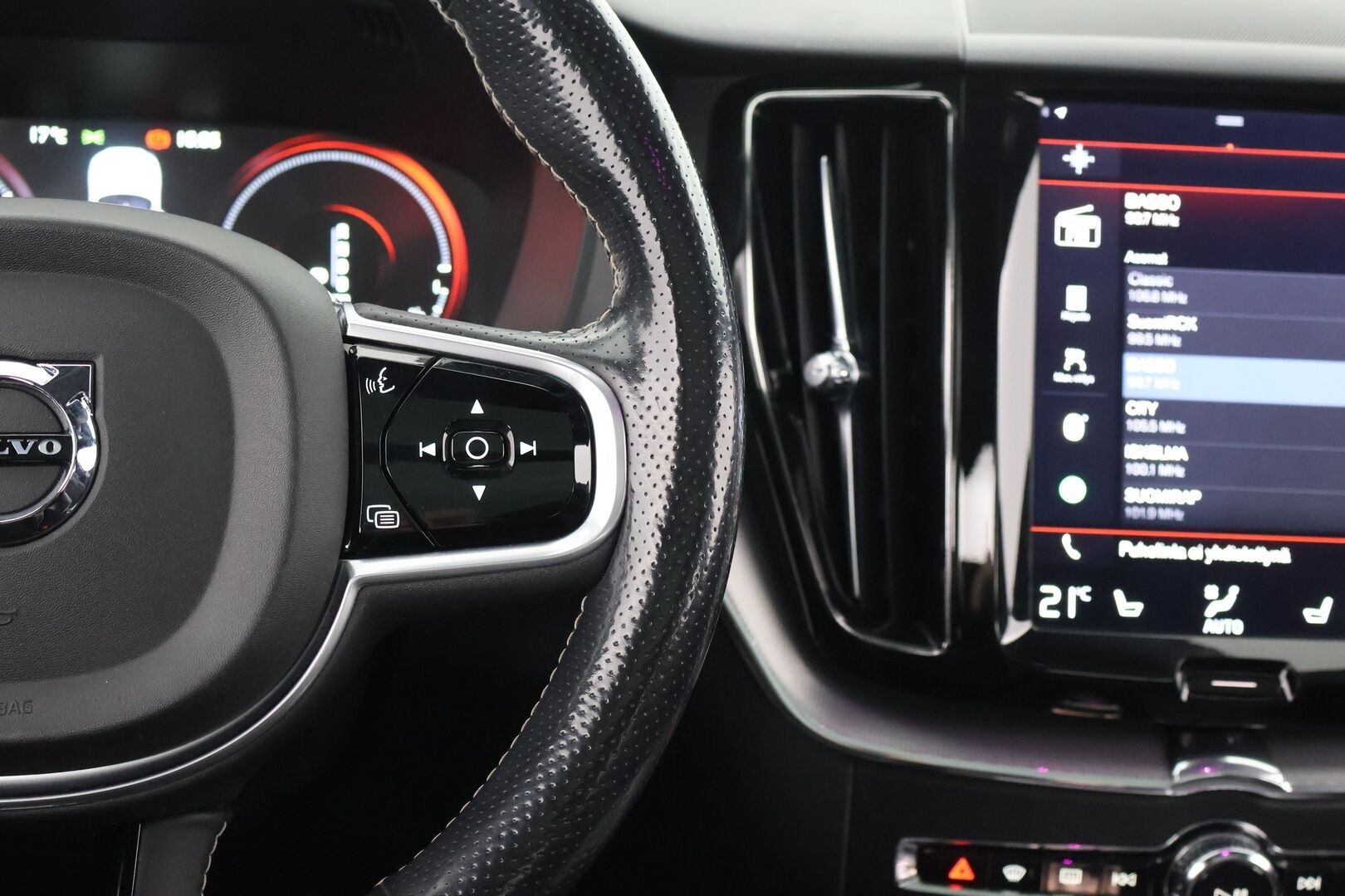 Volvo XC60 2018 T8 AWD R-Design aut - | Pilot assist | Webasto | Koukku | 360-kamera | Full-LED | Panorama | Muistipenkki | Ilma-alusta | Suomi-auto | Akku kuntotarkastettu | 2x Lataus | - KORKO VAIN 3,99 %