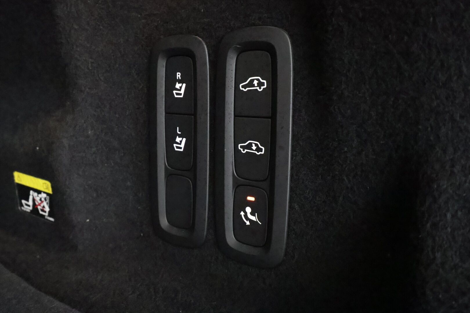 Volvo XC60 2018 T8 AWD R-Design aut * Pilot assist / Webasto / Koukku / 360-kamera / Full-LED / Panorama / Muistipenkki / Ilma-alusta * - Suomi-auto / Akku kuntotarkastettu / 2x Lataus - HULLUT AVAJAISHULINAT KORKOTARJOUS 3,29 %