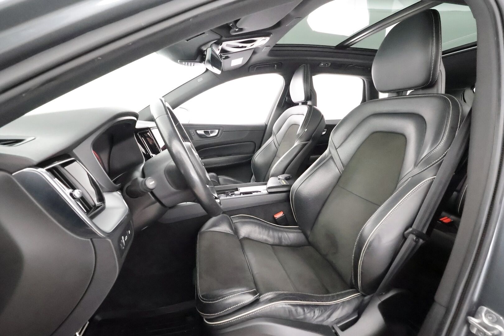 Volvo XC60 2018 T8 AWD R-Design aut * Pilot assist / Webasto / Koukku / 360-kamera / Full-LED / Panorama / Muistipenkki / Ilma-alusta * - Suomi-auto / Akku kuntotarkastettu / 2x Lataus - HULLUT AVAJAISHULINAT KORKOTARJOUS 3,29 %