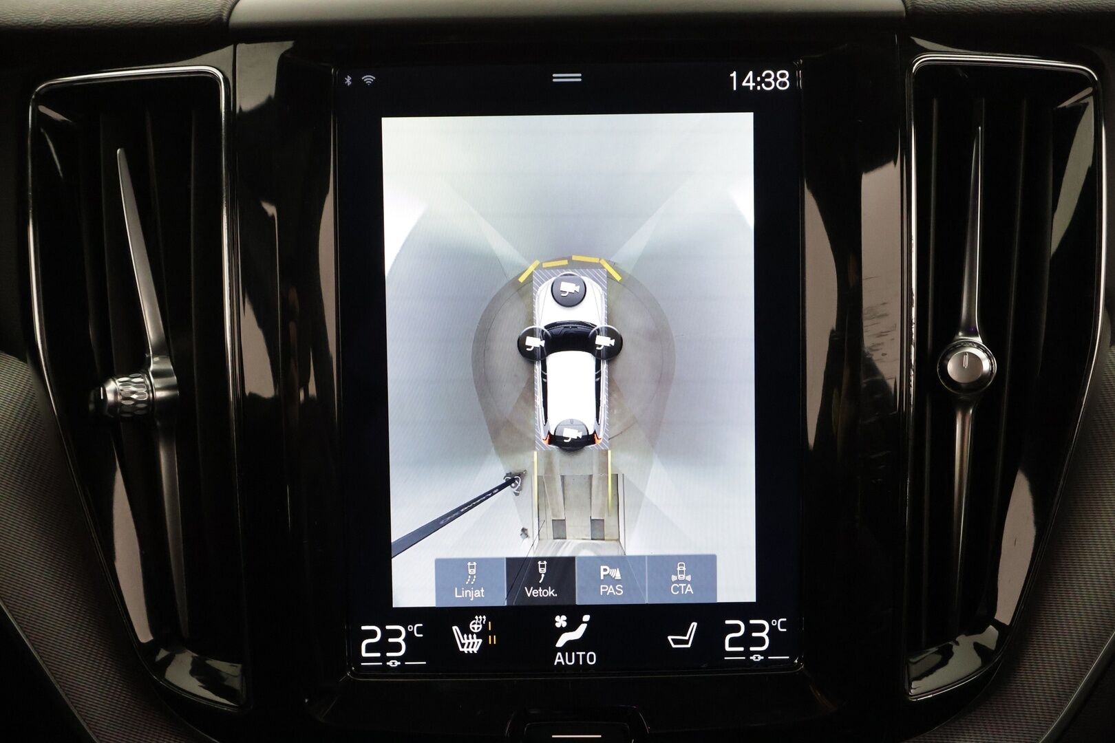 Volvo XC60 2018 T8 AWD R-Design aut * Pilot assist / Webasto / Koukku / 360-kamera / Full-LED / Panorama / Muistipenkki / Ilma-alusta * - Suomi-auto / Akku kuntotarkastettu / 2x Lataus - HULLUT AVAJAISHULINAT KORKOTARJOUS 3,29 %