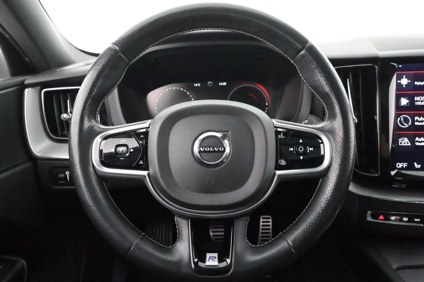 Volvo XC60 2018 T8 AWD R-Design aut * Pilot assist / Webasto / Koukku / 360-kamera / Full-LED / Panorama / Muistipenkki / Ilma-alusta * - Suomi-auto / Akku kuntotarkastettu / 2x Lataus - HULLUT AVAJAISHULINAT KORKOTARJOUS 3,29 %