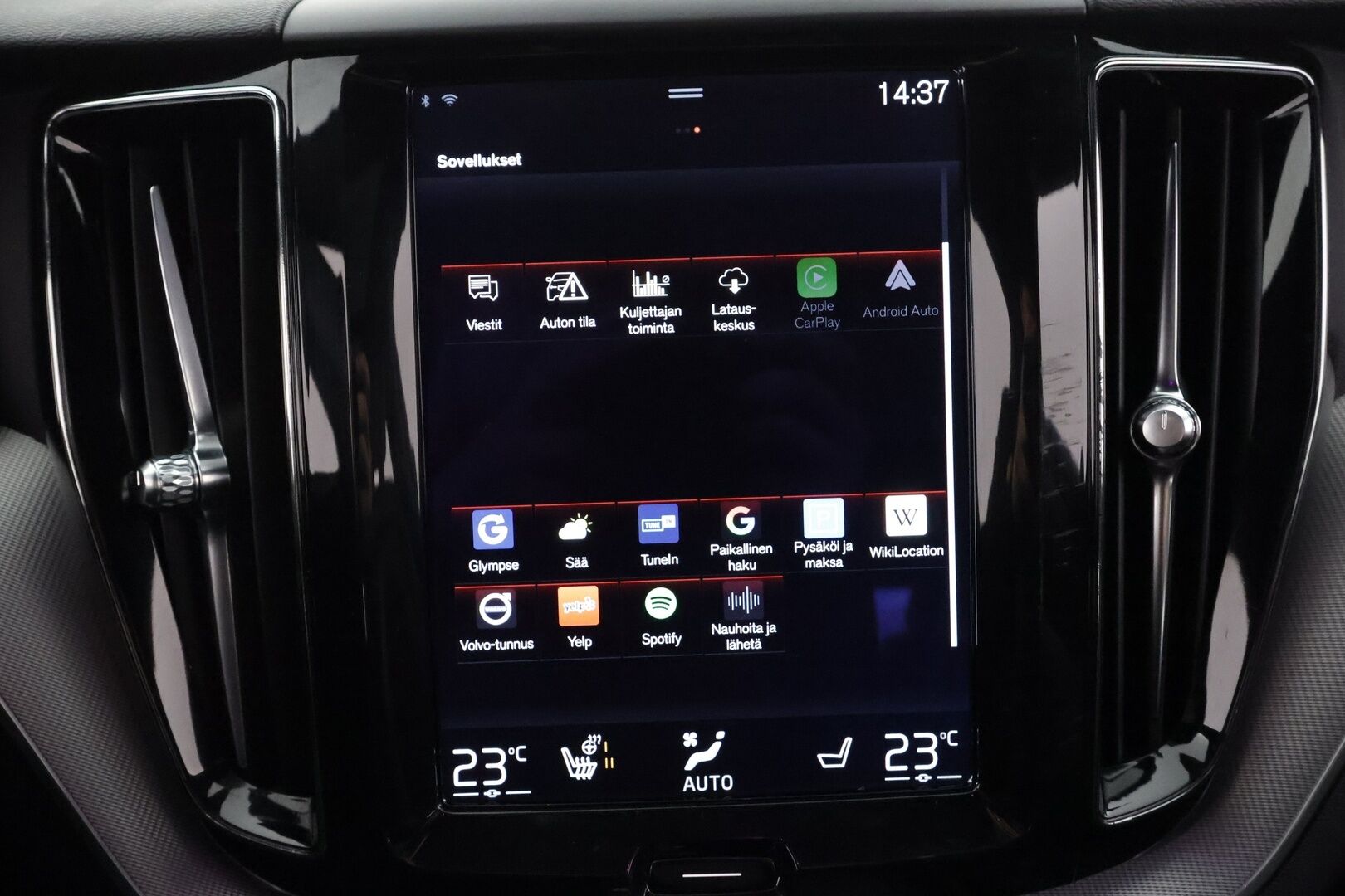 Volvo XC60 2018 T8 AWD R-Design aut * Pilot assist / Webasto / Koukku / 360-kamera / Full-LED / Panorama / Muistipenkki / Ilma-alusta * - Suomi-auto / Akku kuntotarkastettu / 2x Lataus - HULLUT AVAJAISHULINAT KORKOTARJOUS 3,29 %