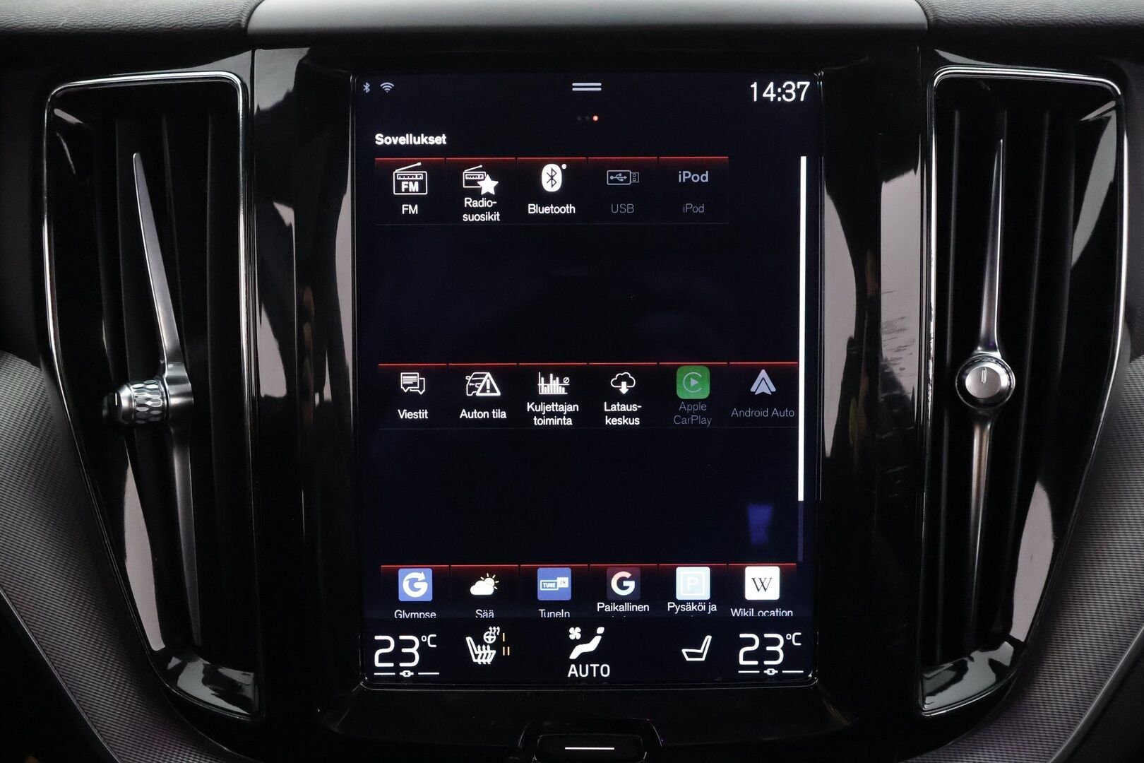 Volvo XC60 2018 T8 AWD R-Design aut * Pilot assist / Webasto / Koukku / 360-kamera / Full-LED / Panorama / Muistipenkki / Ilma-alusta * - Suomi-auto / Akku kuntotarkastettu / 2x Lataus - HULLUT AVAJAISHULINAT KORKOTARJOUS 3,29 %