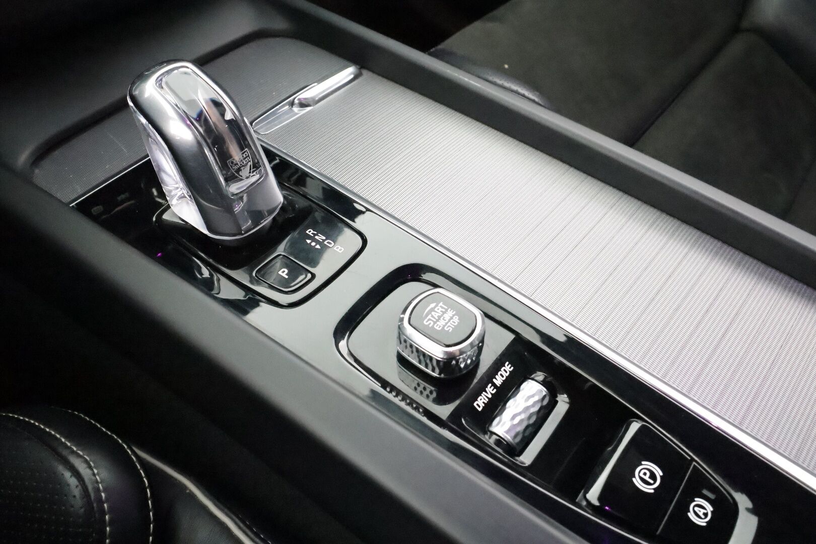 Volvo XC60 2018 T8 AWD R-Design aut * Pilot assist / Webasto / Koukku / 360-kamera / Full-LED / Panorama / Muistipenkki / Ilma-alusta * - Suomi-auto / Akku kuntotarkastettu / 2x Lataus - HULLUT AVAJAISHULINAT KORKOTARJOUS 3,29 %