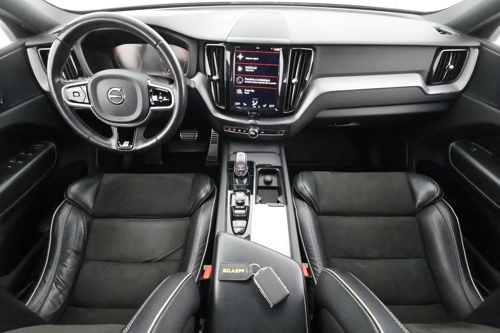 Volvo XC60 2018 T8 AWD R-Design aut * Pilot assist / Webasto / Koukku / 360-kamera / Full-LED / Panorama / Muistipenkki / Ilma-alusta * - Suomi-auto / Akku kuntotarkastettu / 2x Lataus - HULLUT AVAJAISHULINAT KORKOTARJOUS 3,29 %