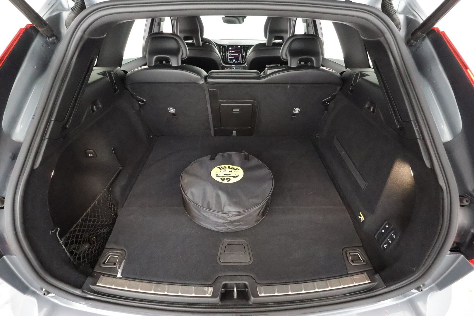 Volvo XC60 2018 T8 AWD R-Design aut * Pilot assist / Webasto / Koukku / 360-kamera / Full-LED / Panorama / Muistipenkki / Ilma-alusta * - Suomi-auto / Akku kuntotarkastettu / 2x Lataus - HULLUT AVAJAISHULINAT KORKOTARJOUS 3,29 %