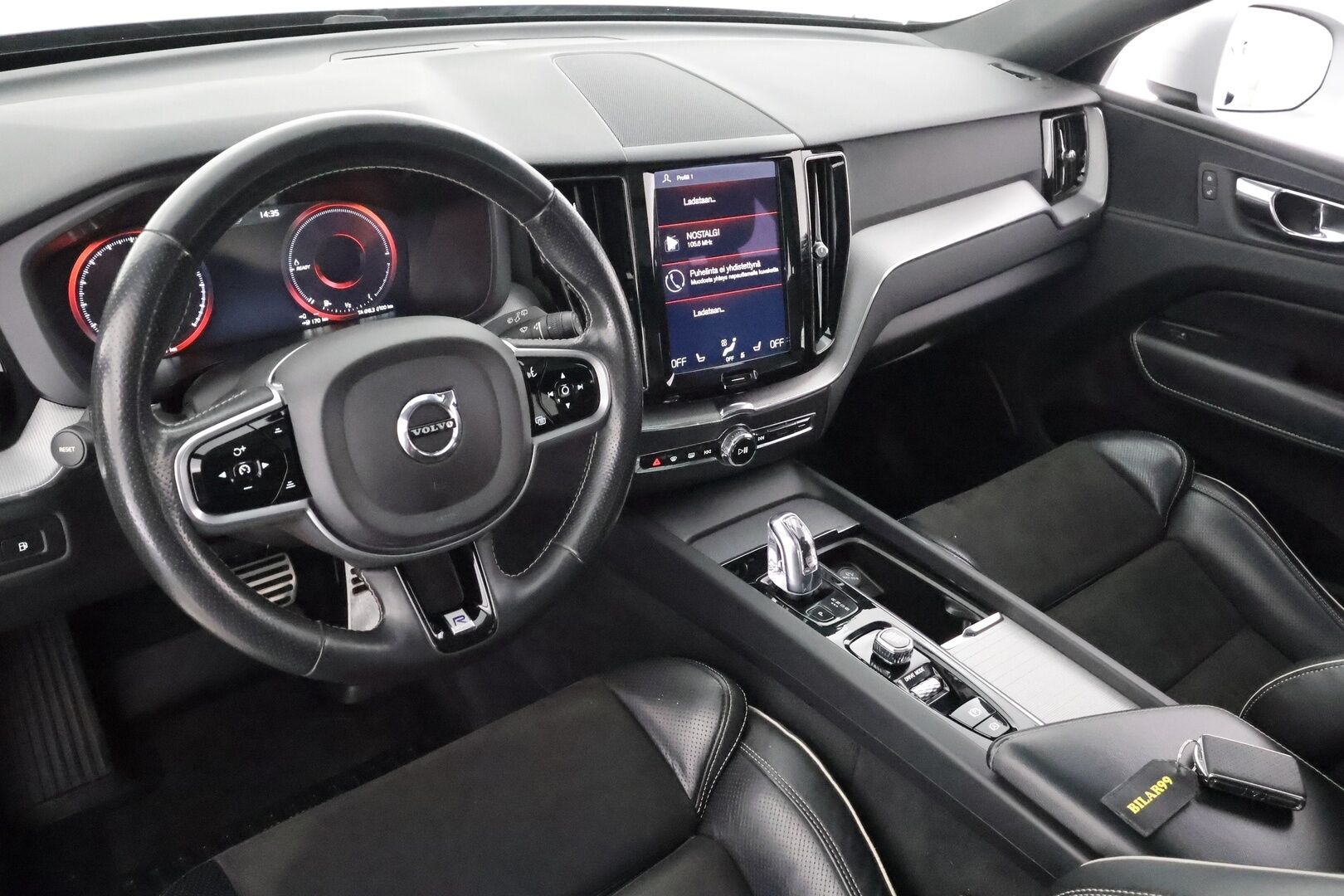 Volvo XC60 2018 T8 AWD R-Design aut * Pilot assist / Webasto / Koukku / 360-kamera / Full-LED / Panorama / Muistipenkki / Ilma-alusta * - Suomi-auto / Akku kuntotarkastettu / 2x Lataus - HULLUT AVAJAISHULINAT KORKOTARJOUS 3,29 %