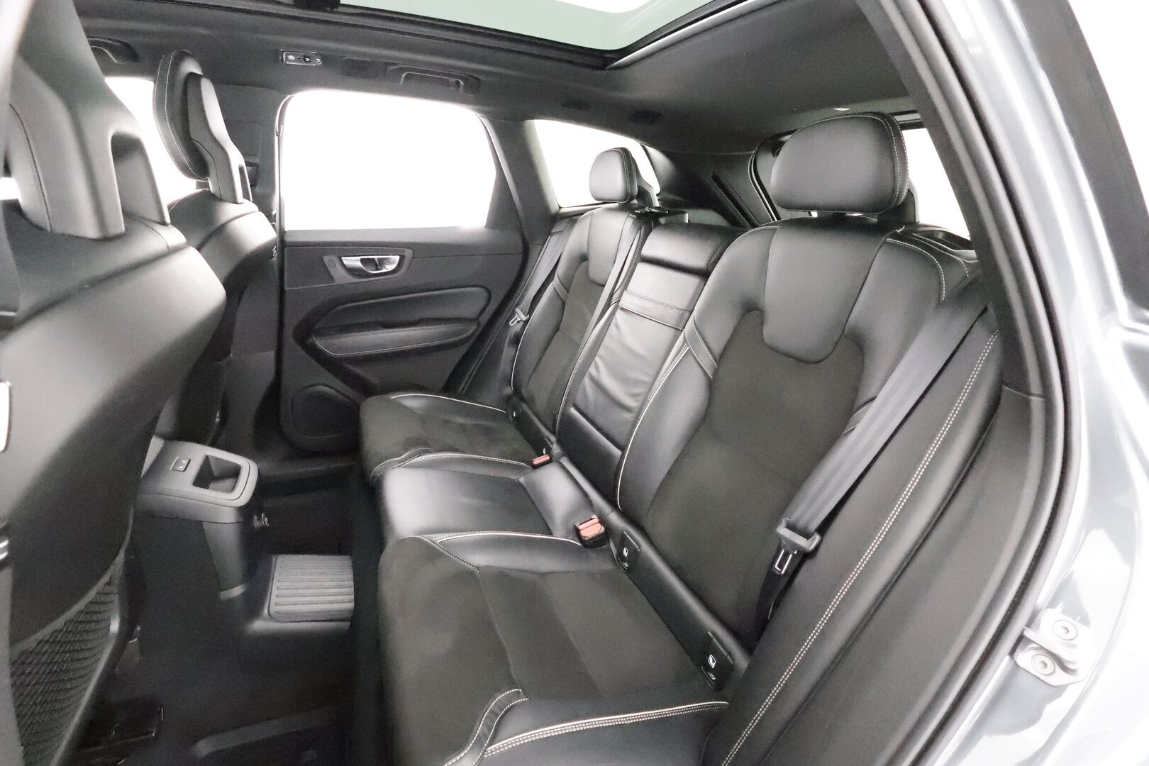 Volvo XC60 2018 T8 AWD R-Design aut * Pilot assist / Webasto / Koukku / 360-kamera / Full-LED / Panorama / Muistipenkki / Ilma-alusta * - Suomi-auto / Akku kuntotarkastettu / 2x Lataus - HULLUT AVAJAISHULINAT KORKOTARJOUS 3,29 %