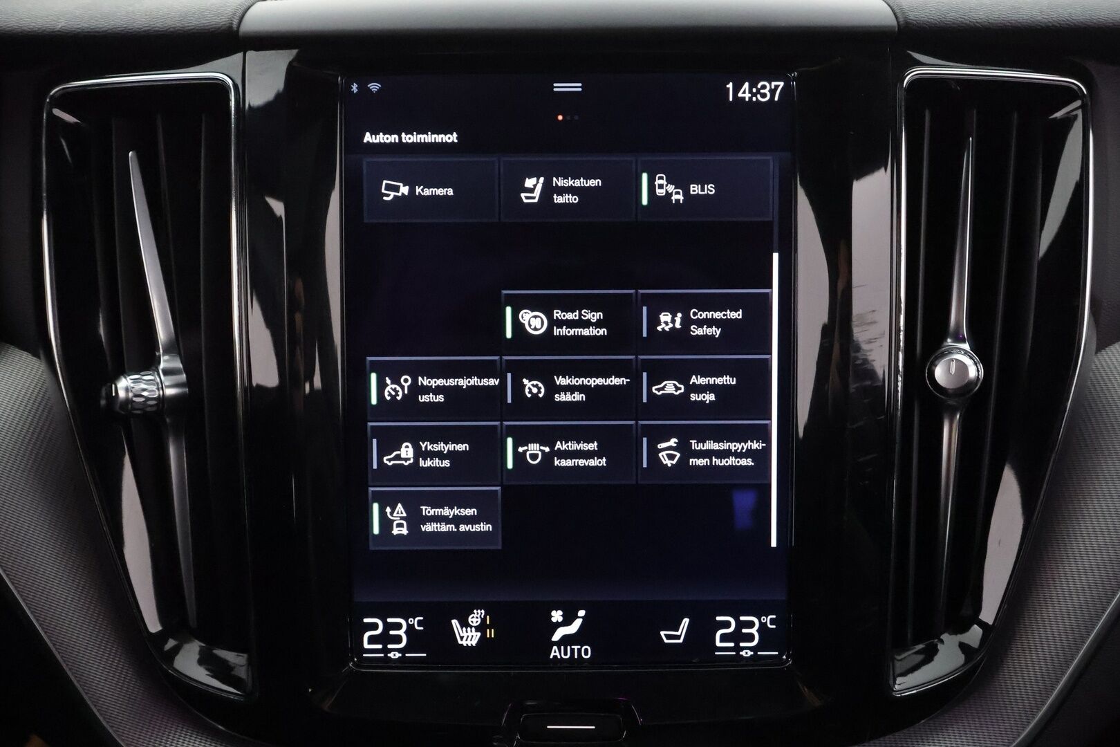 Volvo XC60 2018 T8 AWD R-Design aut * Pilot assist / Webasto / Koukku / 360-kamera / Full-LED / Panorama / Muistipenkki / Ilma-alusta * - Suomi-auto / Akku kuntotarkastettu / 2x Lataus - HULLUT AVAJAISHULINAT KORKOTARJOUS 3,29 %