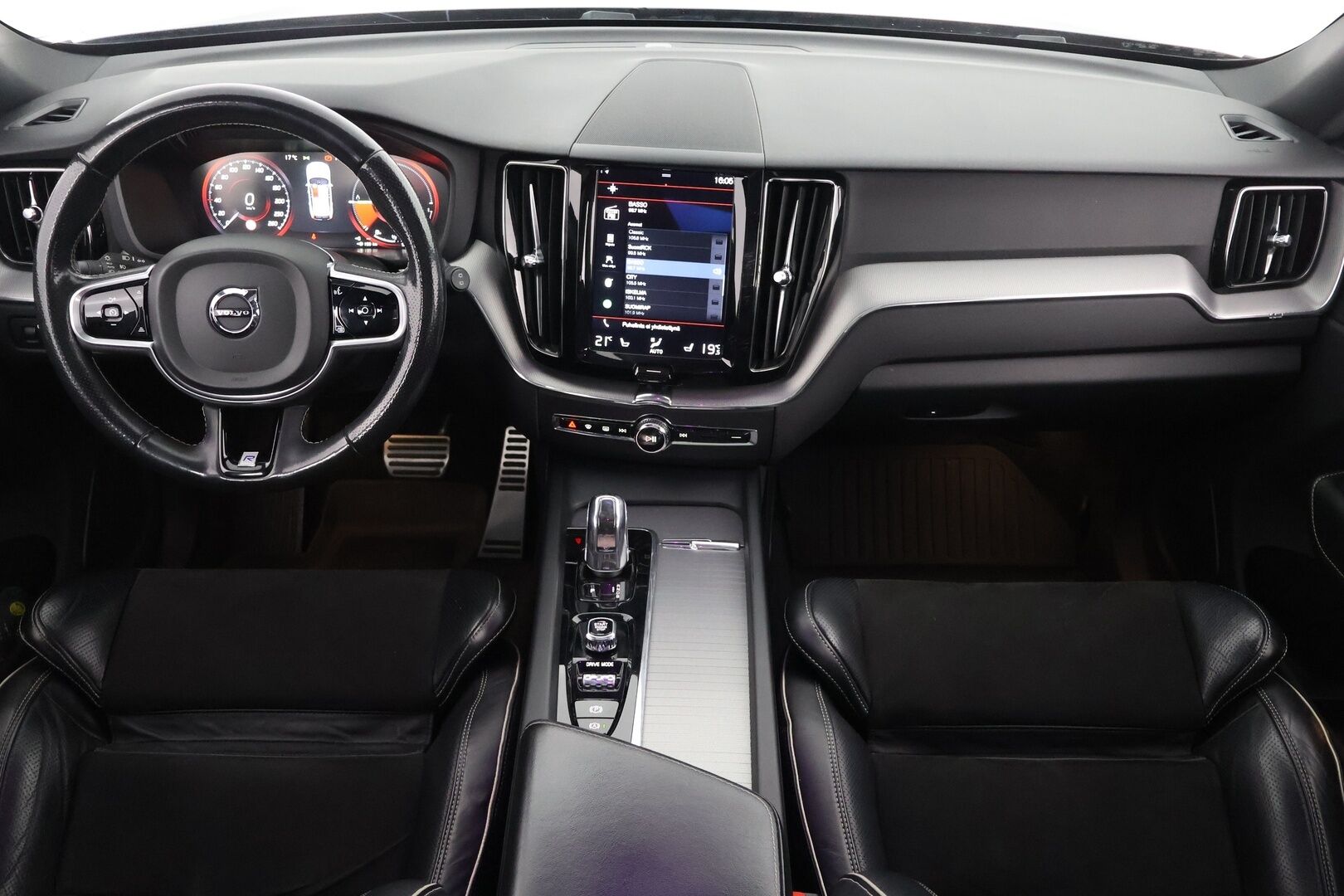 Volvo XC60 2018 T8 AWD R-Design aut - | Pilot assist | Webasto | Koukku | 360-kamera | Full-LED | Panorama | Muistipenkki | Ilma-alusta | Suomi-auto | Akku kuntotarkastettu | 2x Lataus | - KORKO VAIN 3,99 %