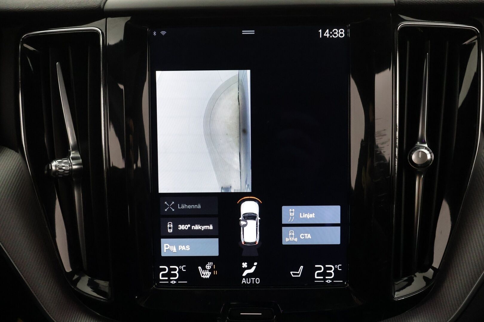 Volvo XC60 2018 T8 AWD R-Design aut * Pilot assist / Webasto / Koukku / 360-kamera / Full-LED / Panorama / Muistipenkki / Ilma-alusta * - Suomi-auto / Akku kuntotarkastettu / 2x Lataus - HULLUT AVAJAISHULINAT KORKOTARJOUS 3,29 %