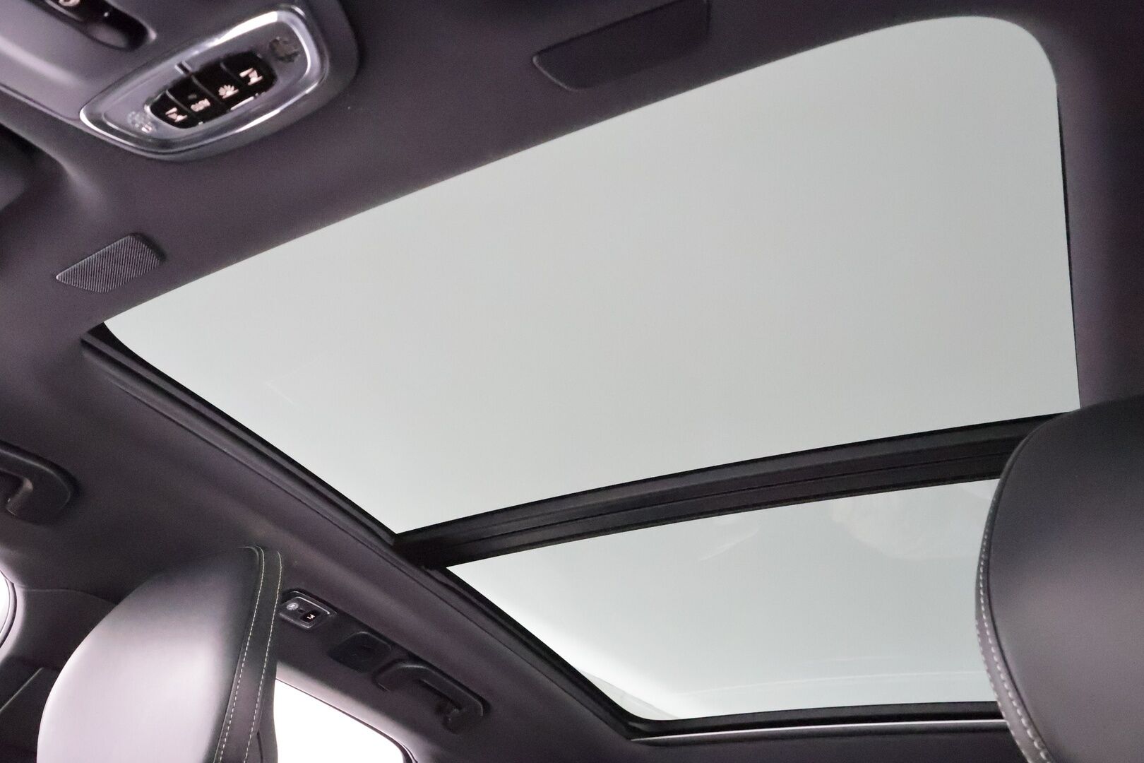 Volvo XC60 2018 T8 AWD R-Design aut * Pilot assist / Webasto / Koukku / 360-kamera / Full-LED / Panorama / Muistipenkki / Ilma-alusta * - Suomi-auto / Akku kuntotarkastettu / 2x Lataus - HULLUT AVAJAISHULINAT KORKOTARJOUS 3,29 %