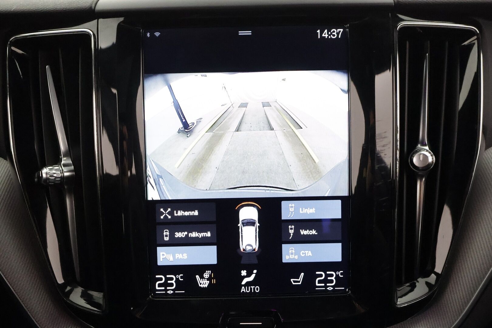 Volvo XC60 2018 T8 AWD R-Design aut * Pilot assist / Webasto / Koukku / 360-kamera / Full-LED / Panorama / Muistipenkki / Ilma-alusta * - Suomi-auto / Akku kuntotarkastettu / 2x Lataus - HULLUT AVAJAISHULINAT KORKOTARJOUS 3,29 %