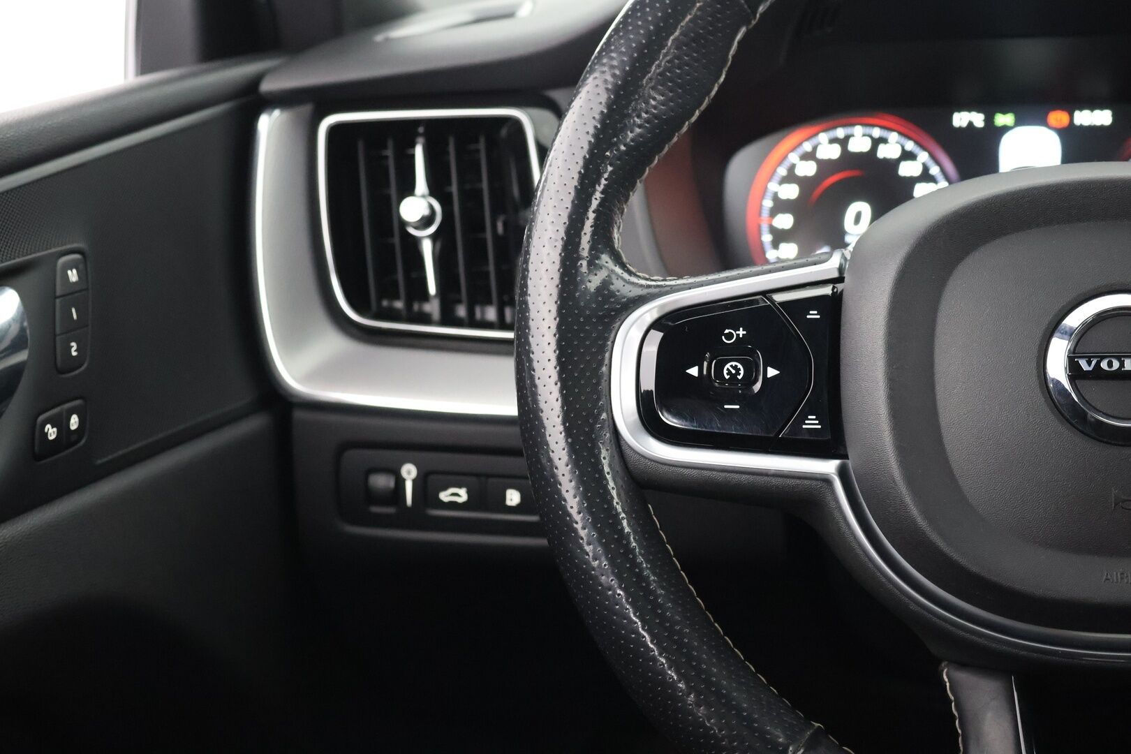 Volvo XC60 2018 T8 AWD R-Design aut - | Pilot assist | Webasto | Koukku | 360-kamera | Full-LED | Panorama | Muistipenkki | Ilma-alusta | Suomi-auto | Akku kuntotarkastettu | 2x Lataus | - KORKO VAIN 3,99 %
