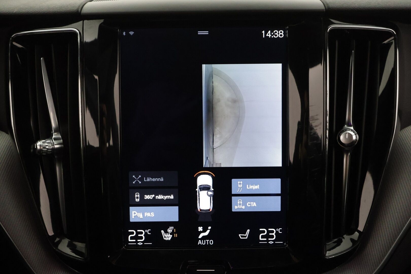 Volvo XC60 2018 T8 AWD R-Design aut * Pilot assist / Webasto / Koukku / 360-kamera / Full-LED / Panorama / Muistipenkki / Ilma-alusta * - Suomi-auto / Akku kuntotarkastettu / 2x Lataus - HULLUT AVAJAISHULINAT KORKOTARJOUS 3,29 %