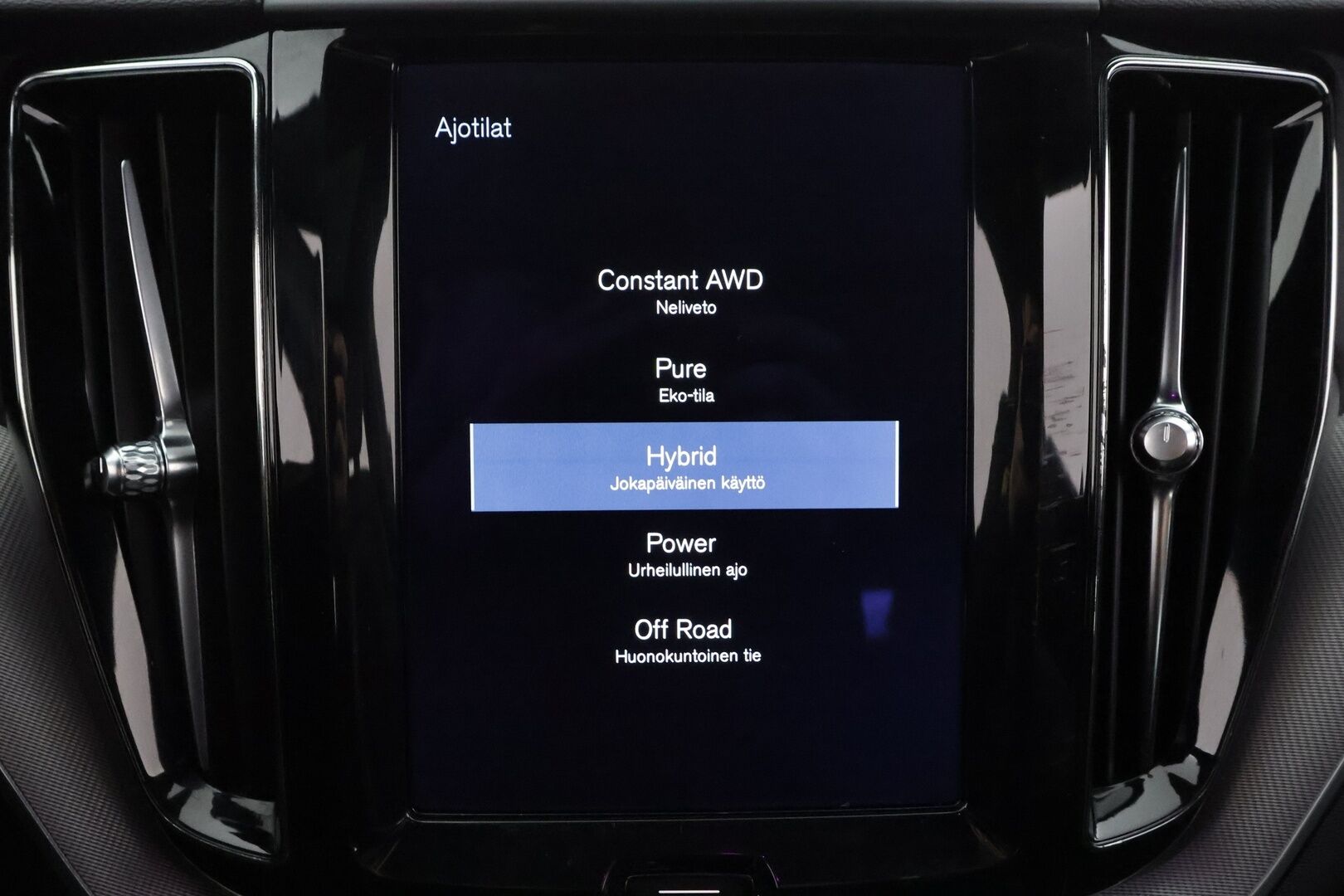 Volvo XC60 2018 T8 AWD R-Design aut * Pilot assist / Webasto / Koukku / 360-kamera / Full-LED / Panorama / Muistipenkki / Ilma-alusta * - Suomi-auto / Akku kuntotarkastettu / 2x Lataus - HULLUT AVAJAISHULINAT KORKOTARJOUS 3,29 %