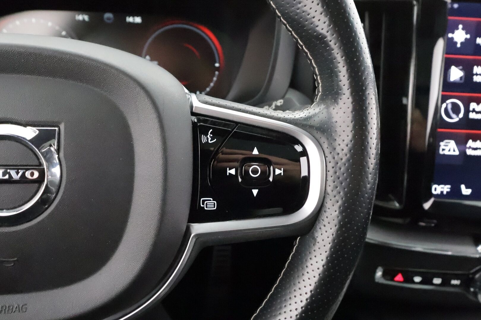 Volvo XC60 2018 T8 AWD R-Design aut * Pilot assist / Webasto / Koukku / 360-kamera / Full-LED / Panorama / Muistipenkki / Ilma-alusta * - Suomi-auto / Akku kuntotarkastettu / 2x Lataus - HULLUT AVAJAISHULINAT KORKOTARJOUS 3,29 %