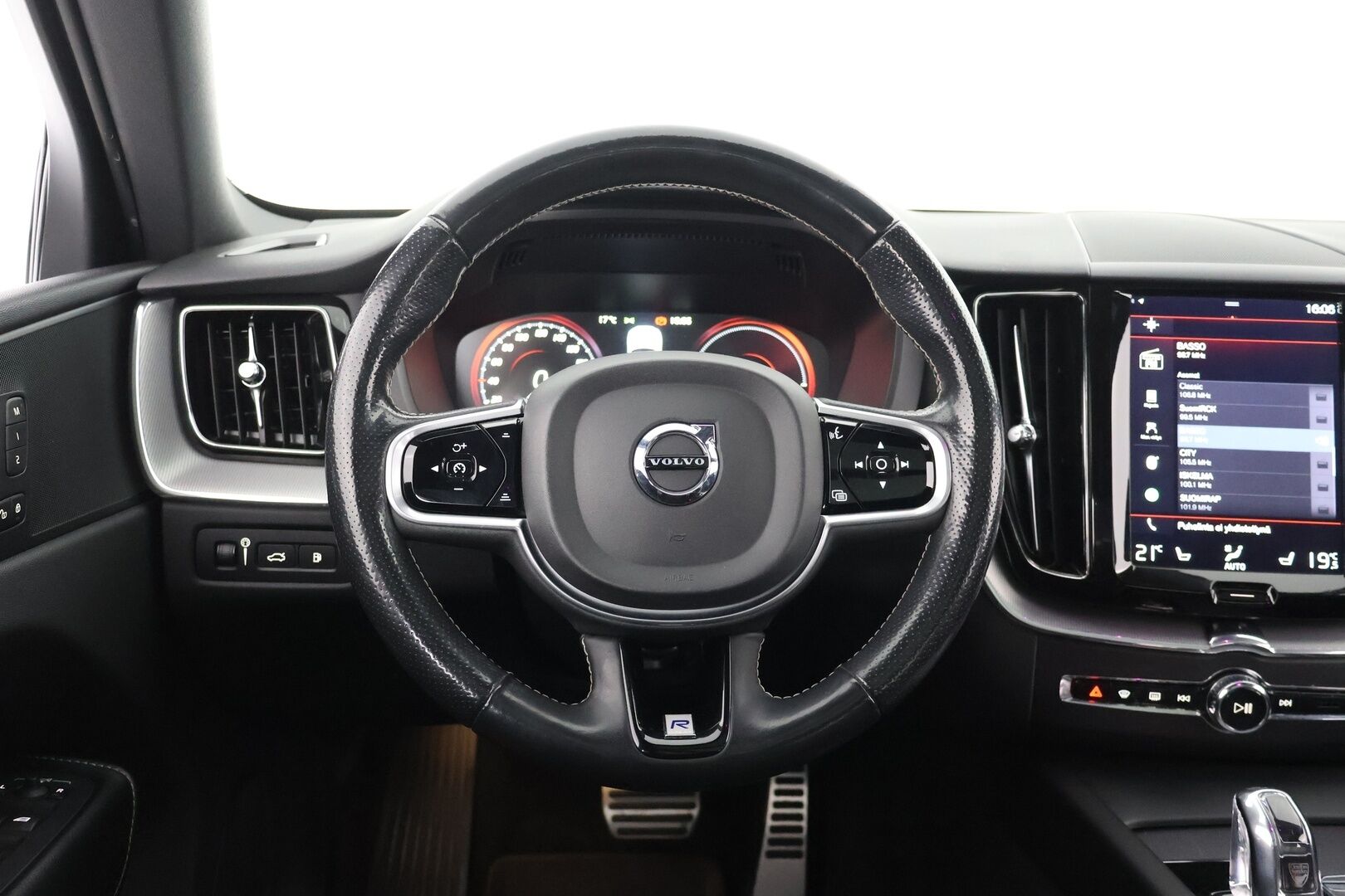 Volvo XC60 2018 T8 AWD R-Design aut - | Pilot assist | Webasto | Koukku | 360-kamera | Full-LED | Panorama | Muistipenkki | Ilma-alusta | Suomi-auto | Akku kuntotarkastettu | 2x Lataus | - KORKO VAIN 3,99 %