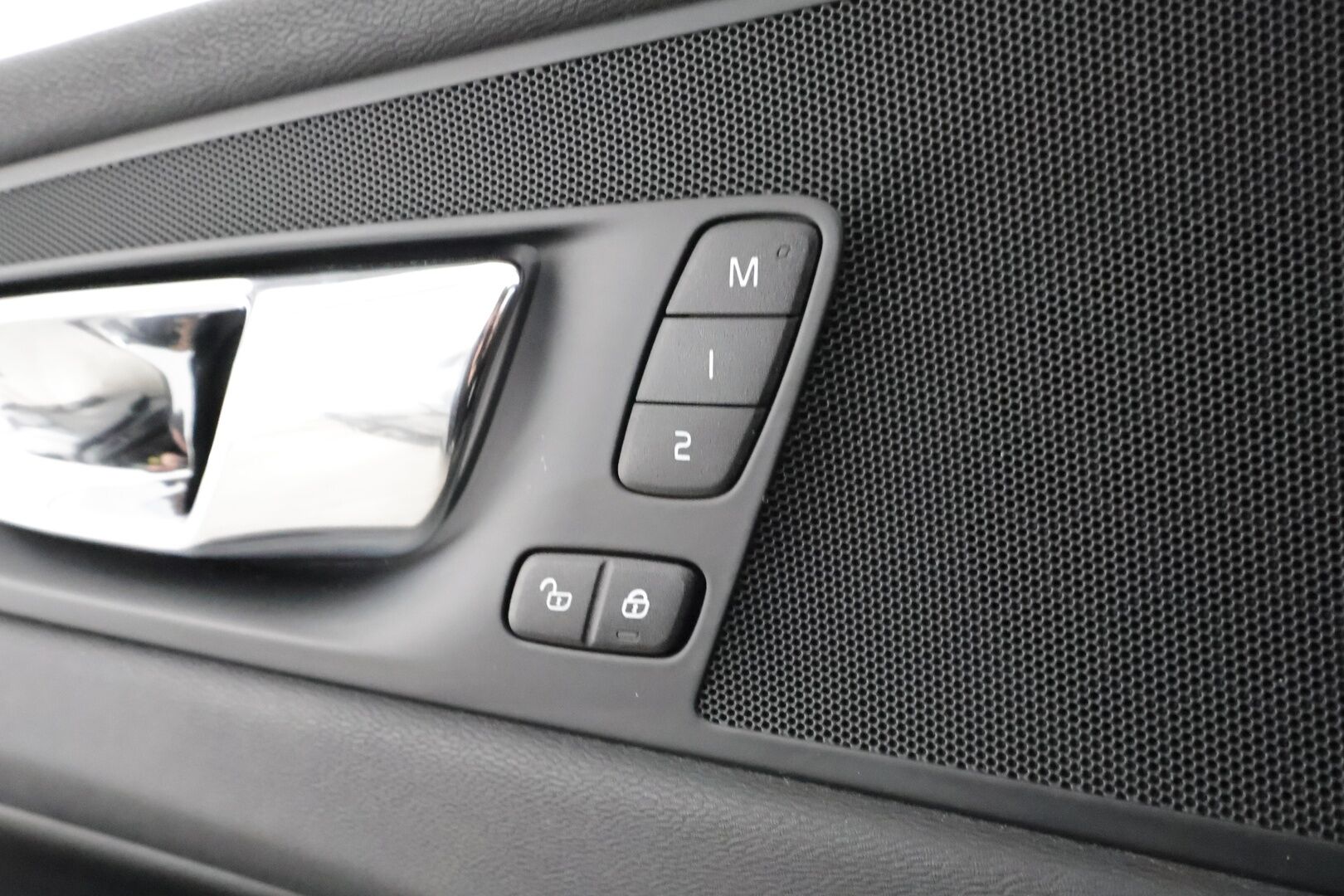 Volvo XC60 2018 T8 AWD R-Design aut * Pilot assist / Webasto / Koukku / 360-kamera / Full-LED / Panorama / Muistipenkki / Ilma-alusta * - Suomi-auto / Akku kuntotarkastettu / 2x Lataus - HULLUT AVAJAISHULINAT KORKOTARJOUS 3,29 %