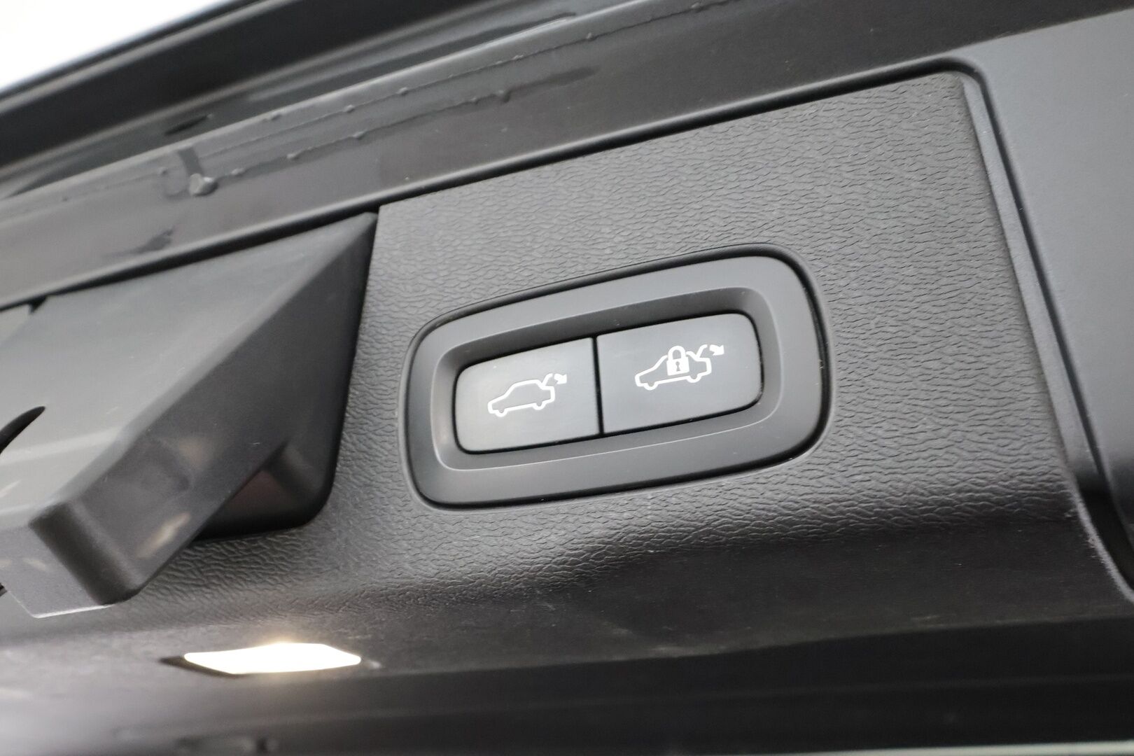 Volvo XC60 2018 T8 AWD R-Design aut * Pilot assist / Webasto / Koukku / 360-kamera / Full-LED / Panorama / Muistipenkki / Ilma-alusta * - Suomi-auto / Akku kuntotarkastettu / 2x Lataus - HULLUT AVAJAISHULINAT KORKOTARJOUS 3,29 %