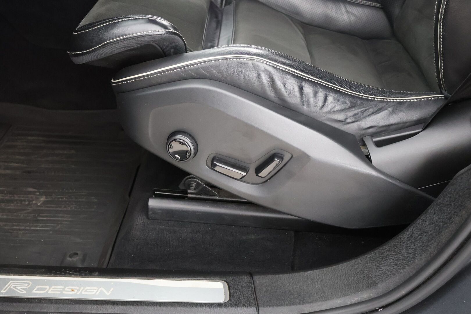 Volvo XC60 2018 T8 AWD R-Design aut - | Pilot assist | Webasto | Koukku | 360-kamera | Full-LED | Panorama | Muistipenkki | Ilma-alusta | Suomi-auto | Akku kuntotarkastettu | 2x Lataus | - KORKO VAIN 3,99 %