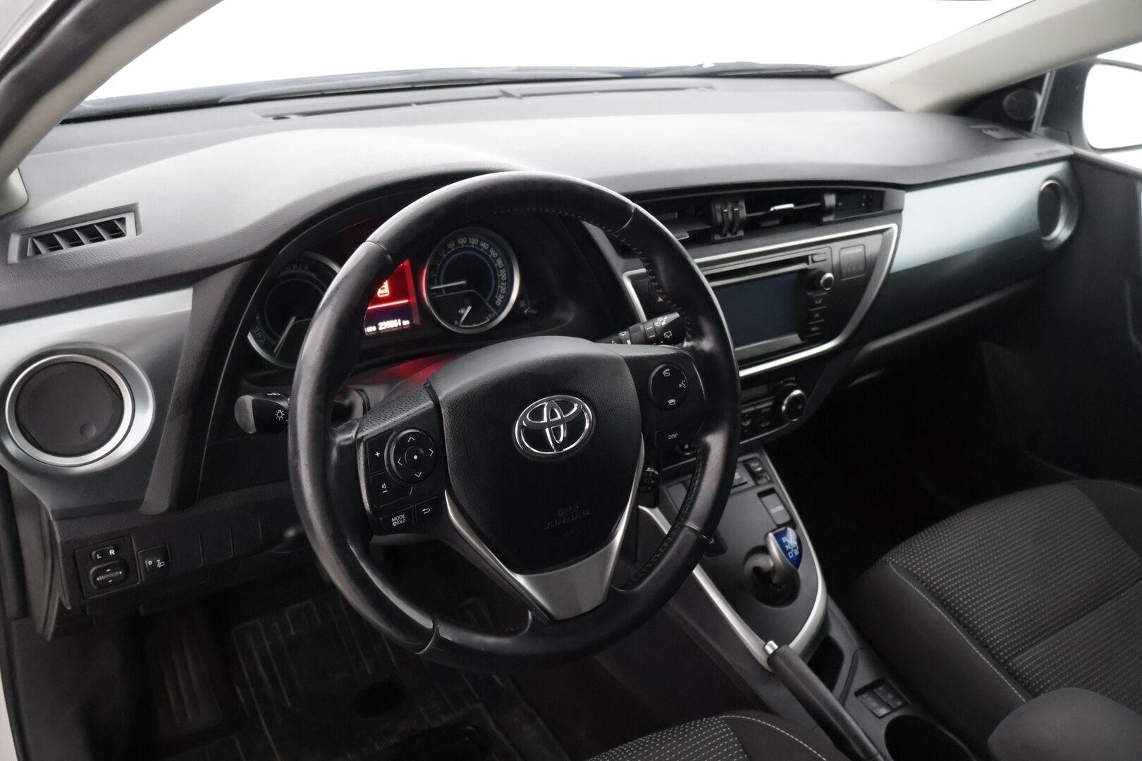 Toyota Auris 2015 TOYOTA AURIS *Peruutuskamera / Penkinlämmittimet / Vakionopeudensäädin / 2x Renkaat - Bluetooth / Monitoimiohjauspyörä / Tummennetut takaikkunat / Keskuslukitus kaukosäätöinen 