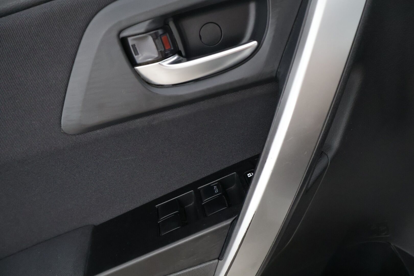 Toyota Auris 2015 TOYOTA AURIS *Peruutuskamera / Penkinlämmittimet / Vakionopeudensäädin / 2x Renkaat - Bluetooth / Monitoimiohjauspyörä / Tummennetut takaikkunat / Keskuslukitus kaukosäätöinen 