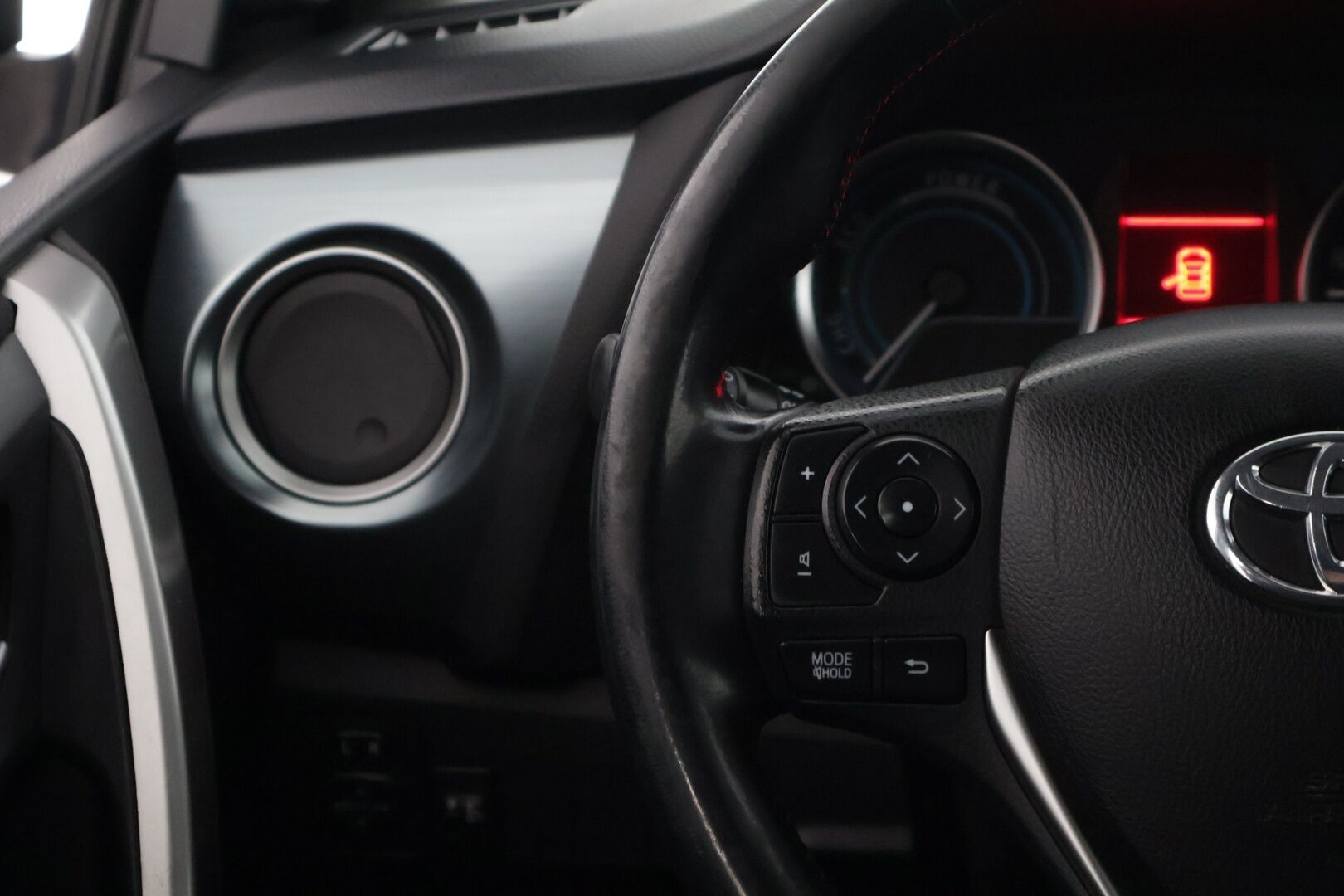 Toyota Auris 2015 TOYOTA AURIS *Peruutuskamera / Penkinlämmittimet / Vakionopeudensäädin / 2x Renkaat - Bluetooth / Monitoimiohjauspyörä / Tummennetut takaikkunat / Keskuslukitus kaukosäätöinen 