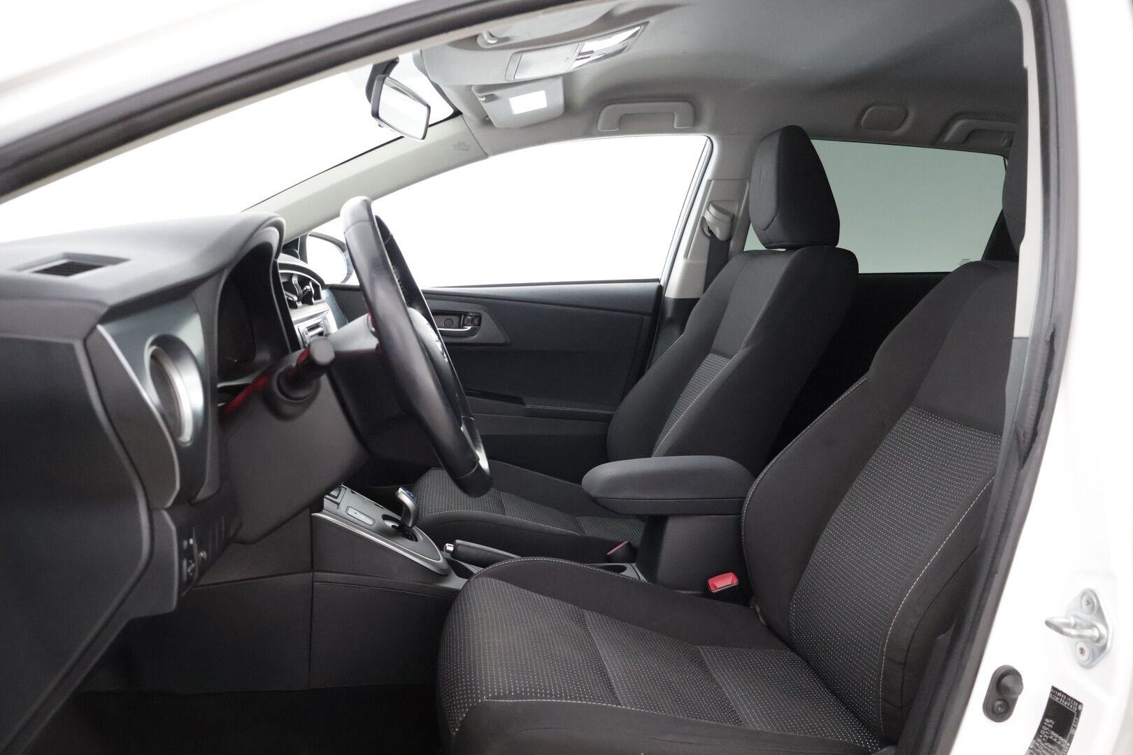 Toyota Auris 2015 TOYOTA AURIS *Peruutuskamera / Penkinlämmittimet / Vakionopeudensäädin / 2x Renkaat - Bluetooth / Monitoimiohjauspyörä / Tummennetut takaikkunat / Keskuslukitus kaukosäätöinen 