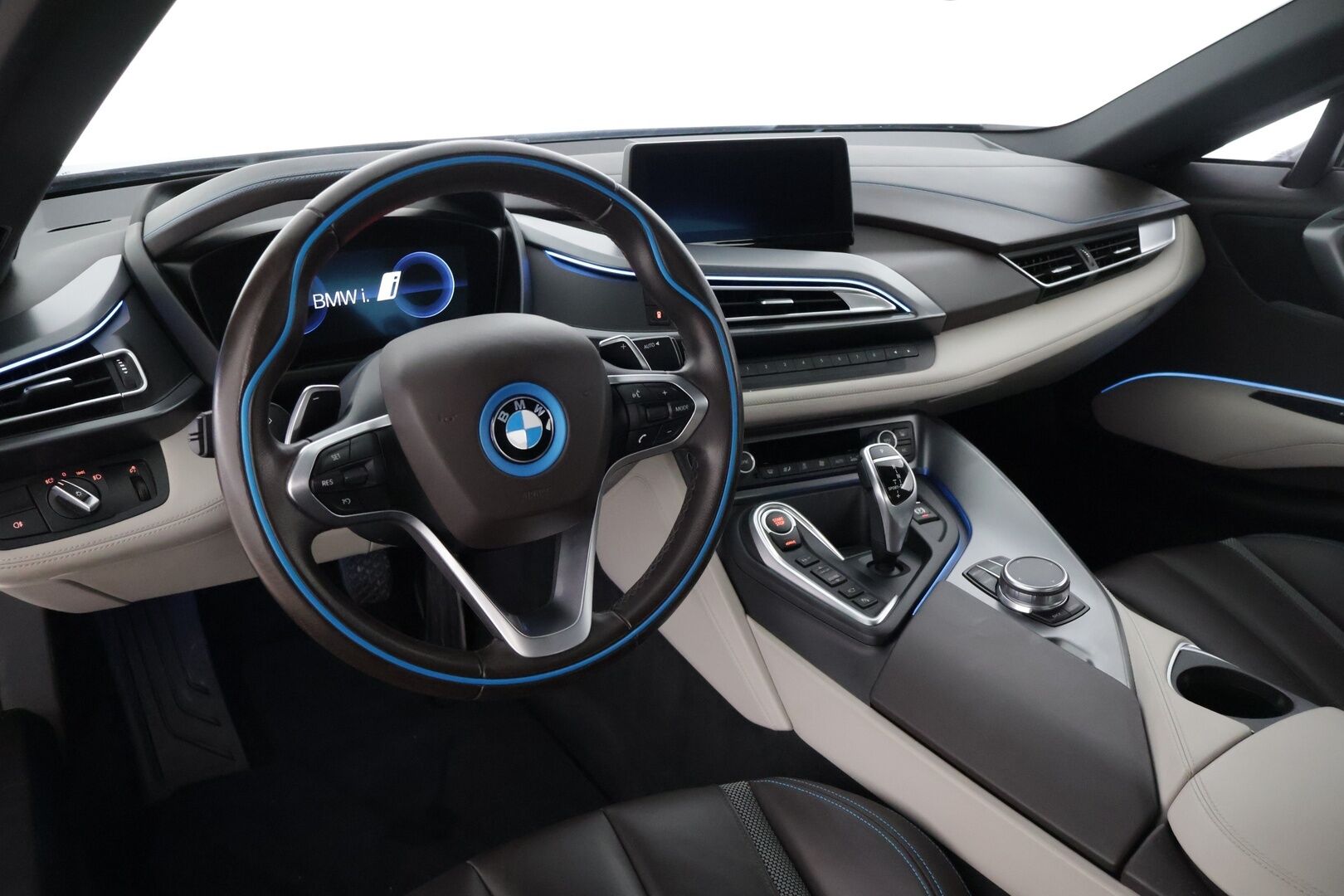 BMW i8 2018 Business Exclusive * Facelift / Laser-Ajovalot / Harman&Kardon / HUD / 360-Kamera * - 2,99 % KORKOTARJOUS TÄHÄN AUTOON - * Suomeen uutena myyty todella hyvin pidetty ja vähän ajettu yksilö! *