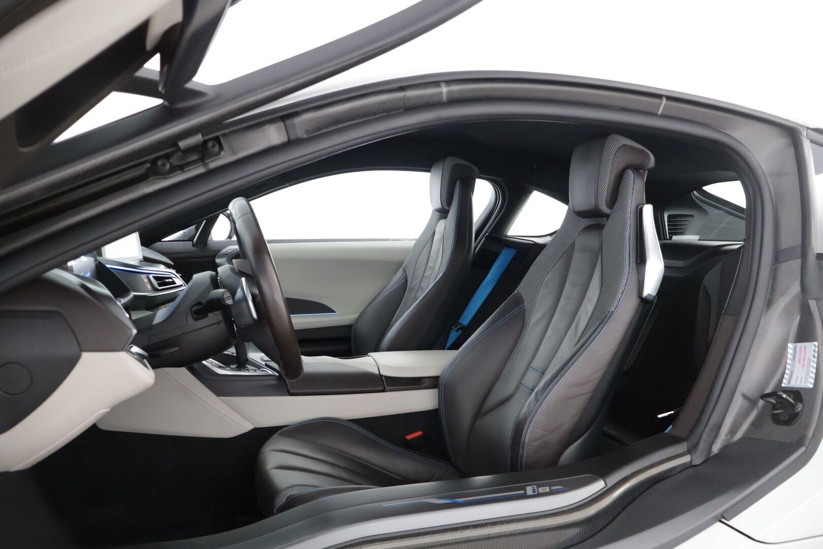 BMW i8 2018 Business Exclusive * Facelift / Laser-Ajovalot / Harman&Kardon / HUD / 360-Kamera * - 2,99 % KORKOTARJOUS TÄHÄN AUTOON - * Suomeen uutena myyty todella hyvin pidetty ja vähän ajettu yksilö! *