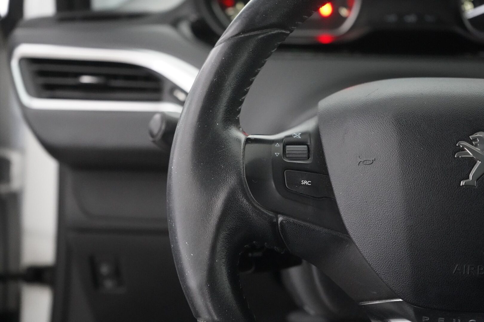 Peugeot 2008 2018 Motion VTi 82 - Myydään huutokaupat.com - Suomi-auto | Cruise | Lohkolämmitin sisäpistokkeella | Jakohihna vaihdettu 99tkm 