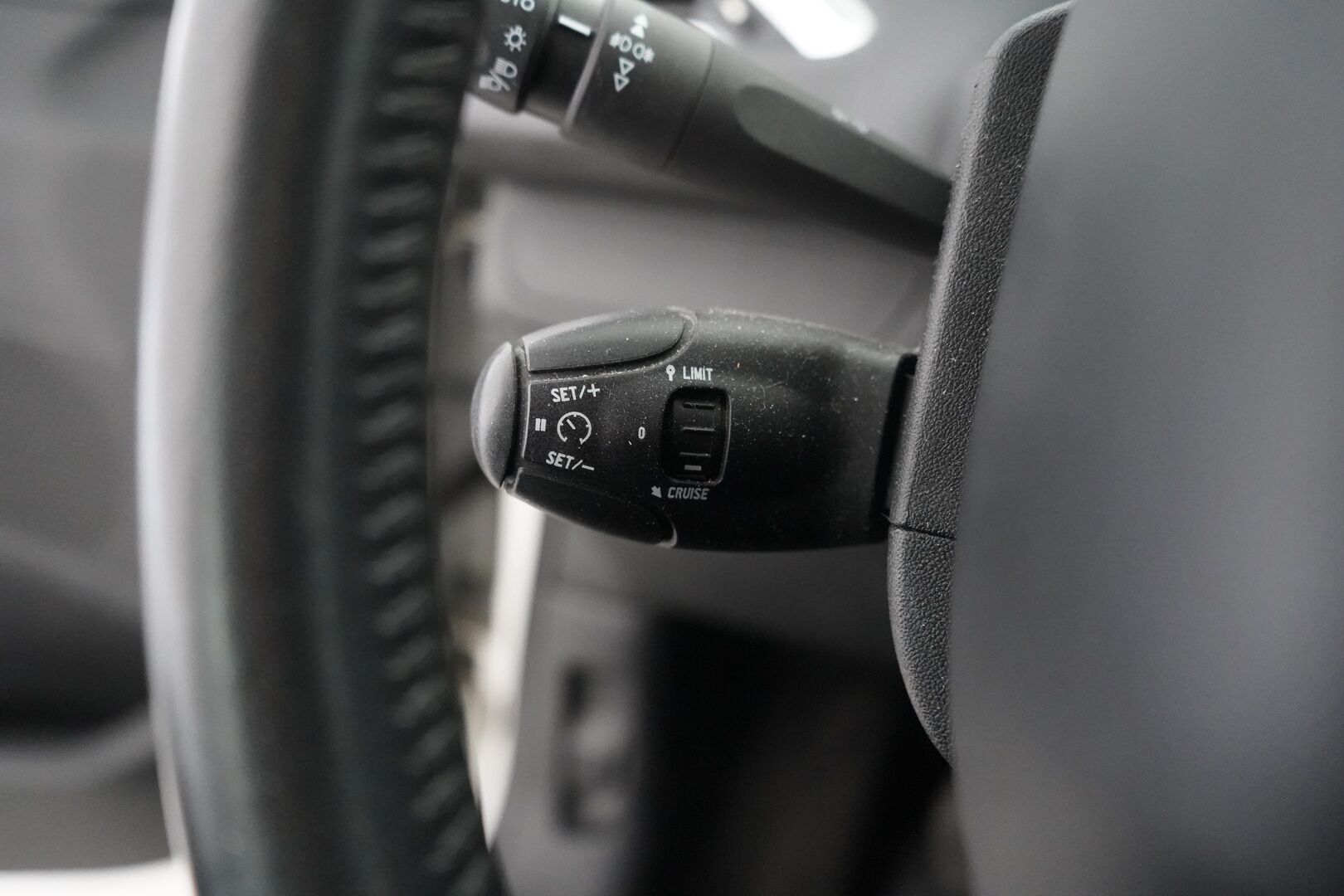 Peugeot 2008 2018 Motion VTi 82 - Myydään huutokaupat.com - Suomi-auto | Cruise | Lohkolämmitin sisäpistokkeella | Jakohihna vaihdettu 99tkm 