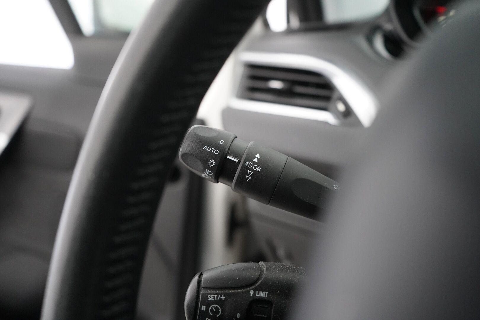 Peugeot 2008 2018 Motion VTi 82 - Myydään huutokaupat.com - Suomi-auto | Cruise | Lohkolämmitin sisäpistokkeella | Jakohihna vaihdettu 99tkm 