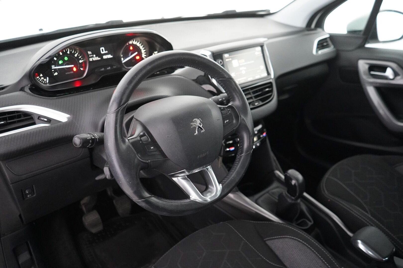 Peugeot 2008 2018 Motion VTi 82 - Myydään huutokaupat.com - Suomi-auto | Cruise | Lohkolämmitin sisäpistokkeella | Jakohihna vaihdettu 99tkm 