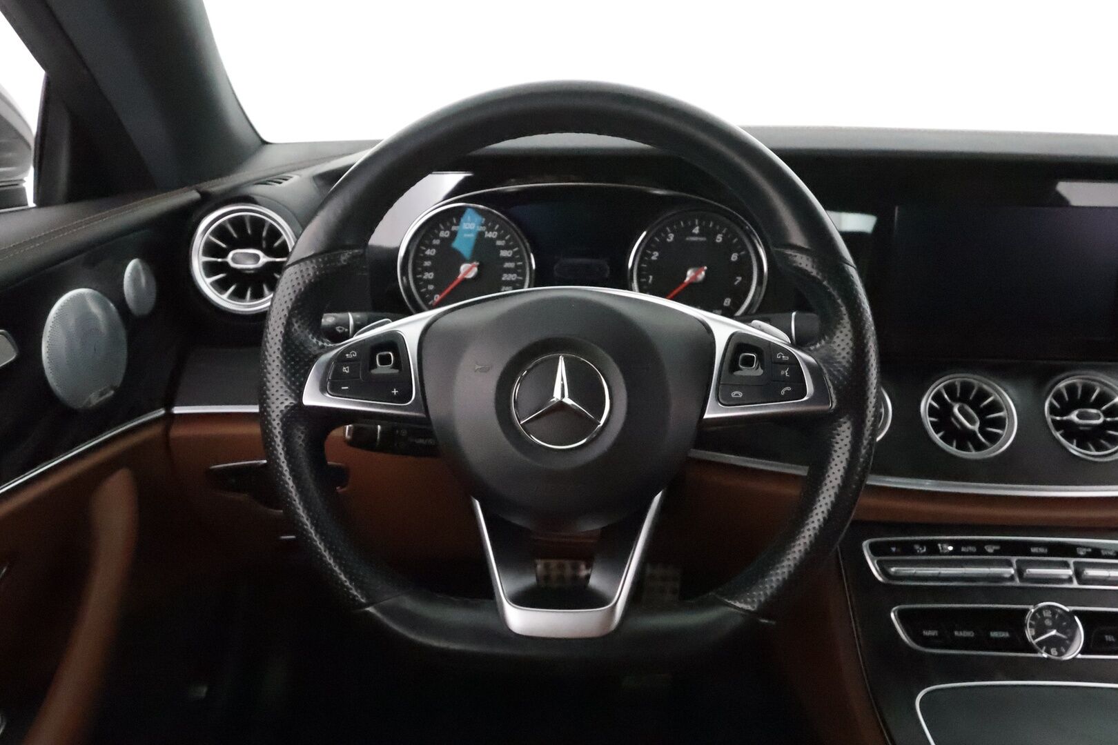 Mercedes-Benz E 2018 200 A Coupé Business AMG **Vakkari / ILS-LED / Burmester / P.kamera / Ruskeat nahat / KeylessGo** - 3,99 % KORKOTARJOUS TÄHÄN AUTOON 31.8. ASTI! - Suomi-auto / Kahdet renkaat aluvanteilla / Sähköluukku / Navi